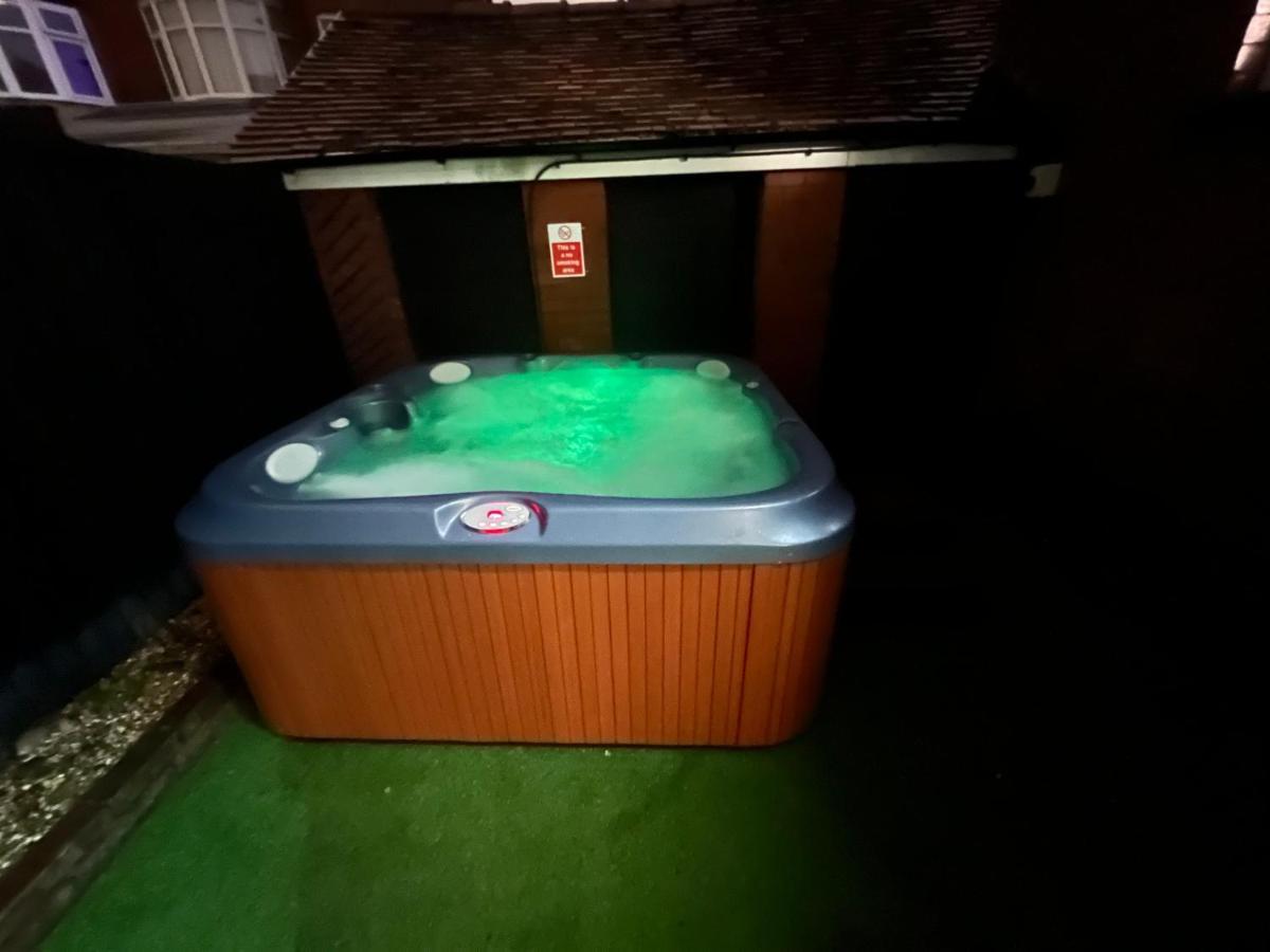 Friends House, Hot Tub, Sleeps 6 Holiday home
