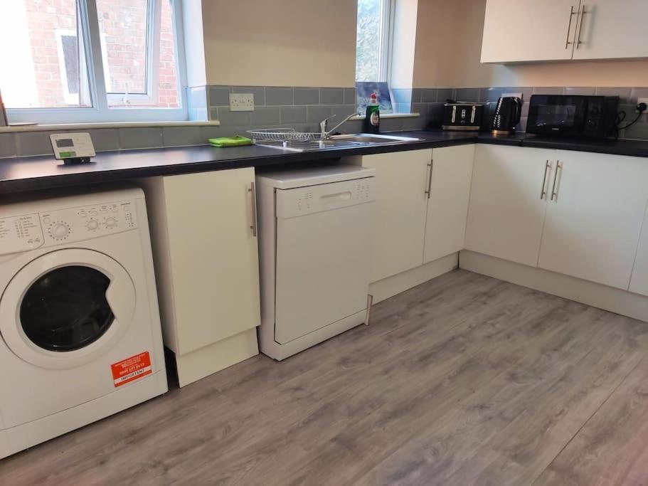 Apartment Cheerful 2-bedroom With Off Street Parking *