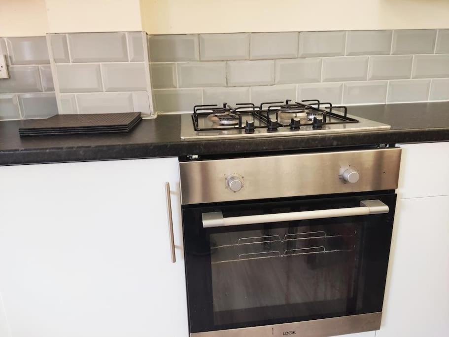 Apartment Cheerful 2-bedroom With Off Street Parking *