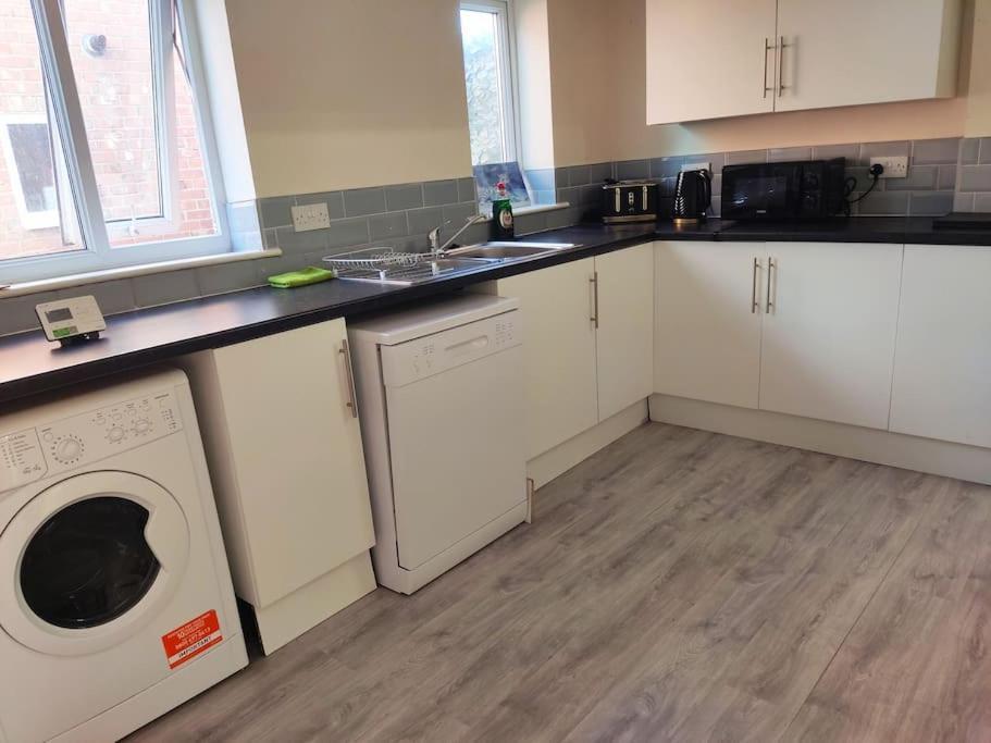 Apartment Cheerful 2-bedroom With Off Street Parking *