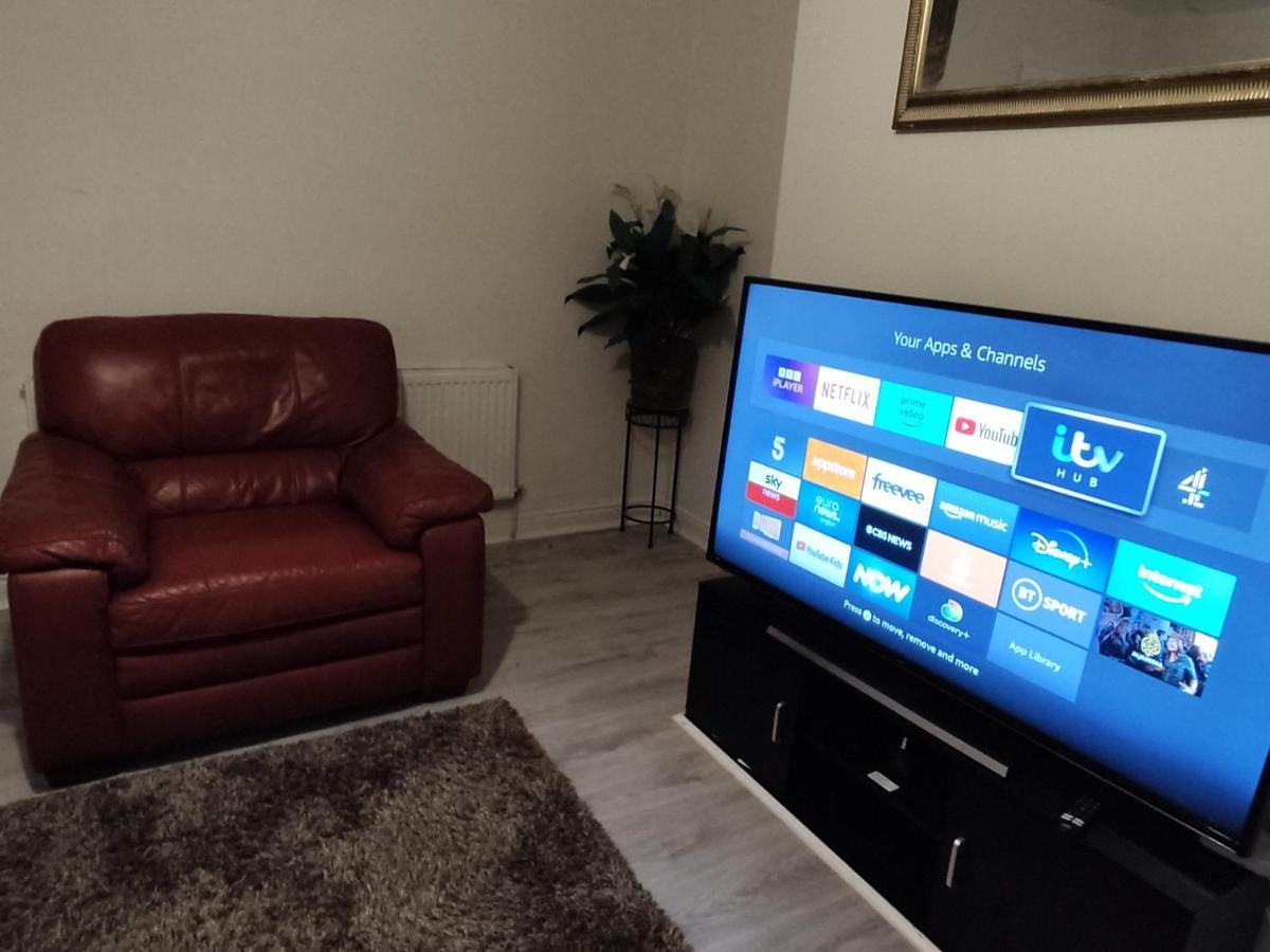 Cheerful 2-bedroom With Off Street Parking * Blackpool