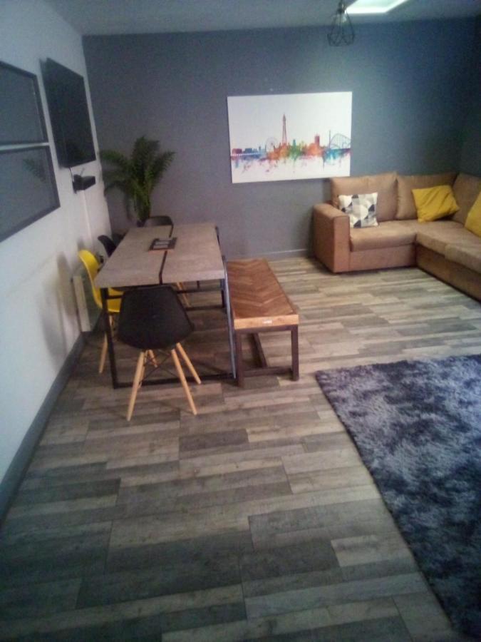 Apartment Town Center Large 2 Bedroom Apartment- Sleeps Up To 6 - Dogs Welcome - 2 Minutes From Train Station