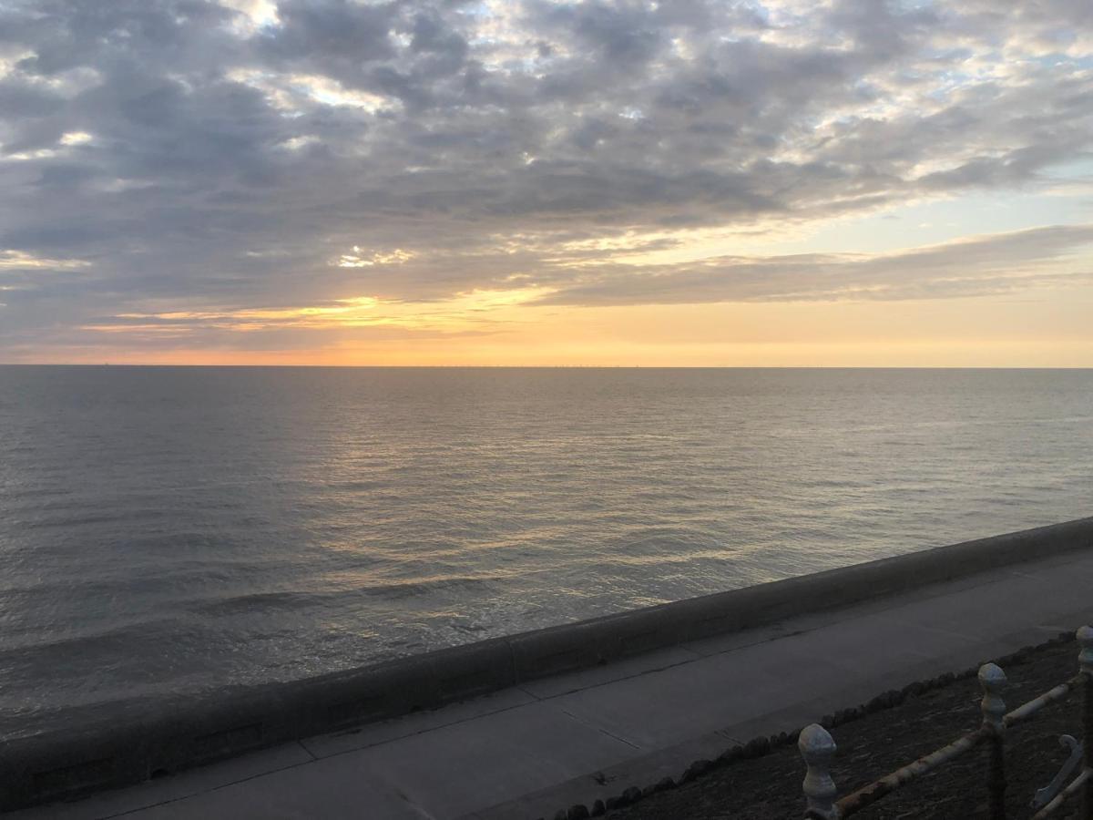 Town Center Willow - Sleeps Up To 10 - Dogs Welcome - 2 Minutes From Train Station * Blackpool