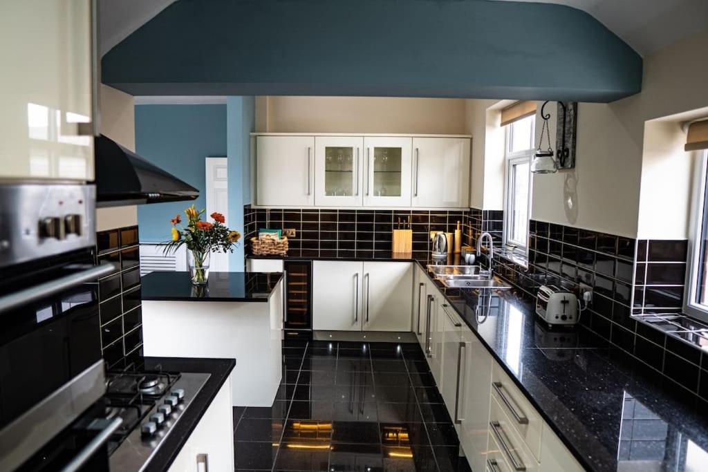 Spacious Family Minutes From The Holiday home *
