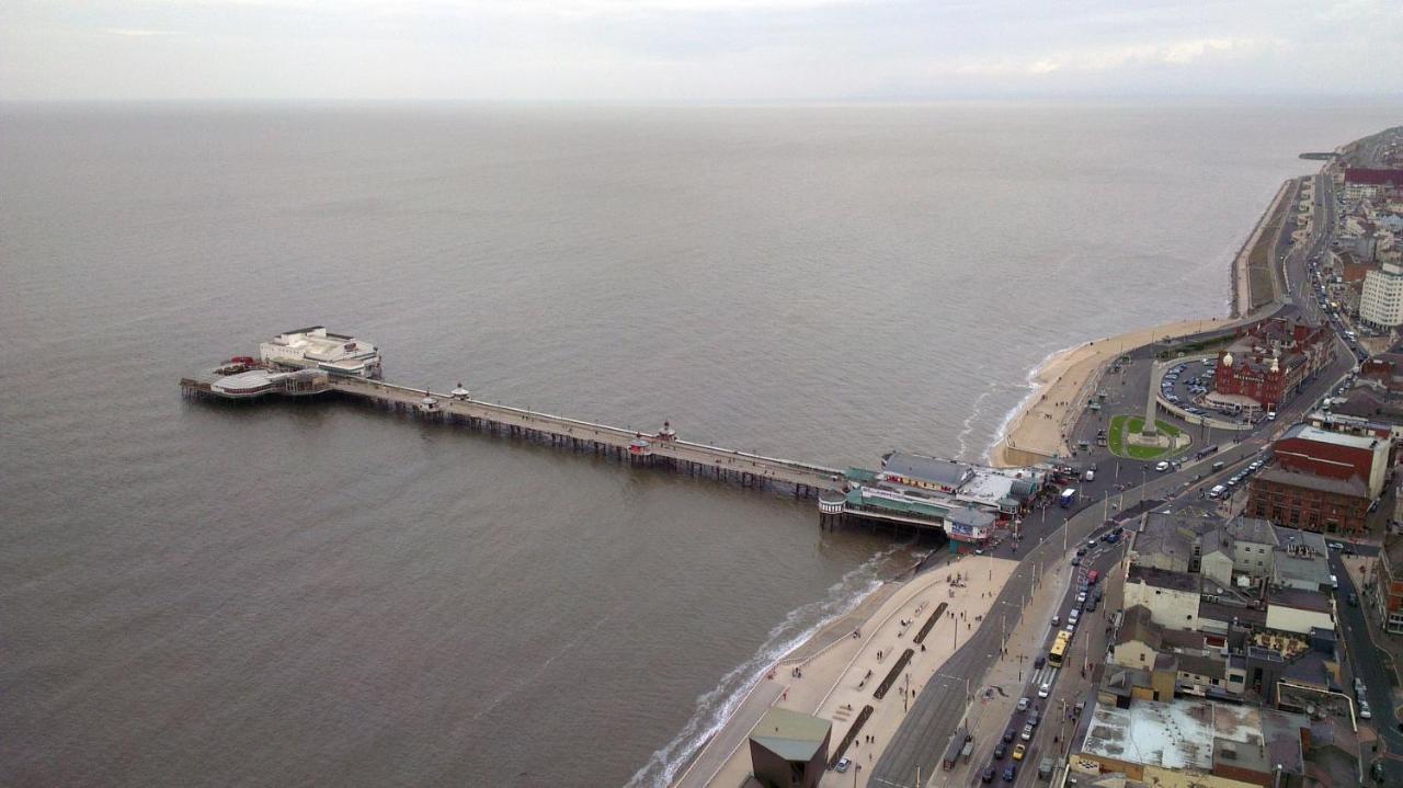 Town Center Willow - Sleeps Up To 10 - Dogs Welcome - 2 Minutes From Train Station Blackpool