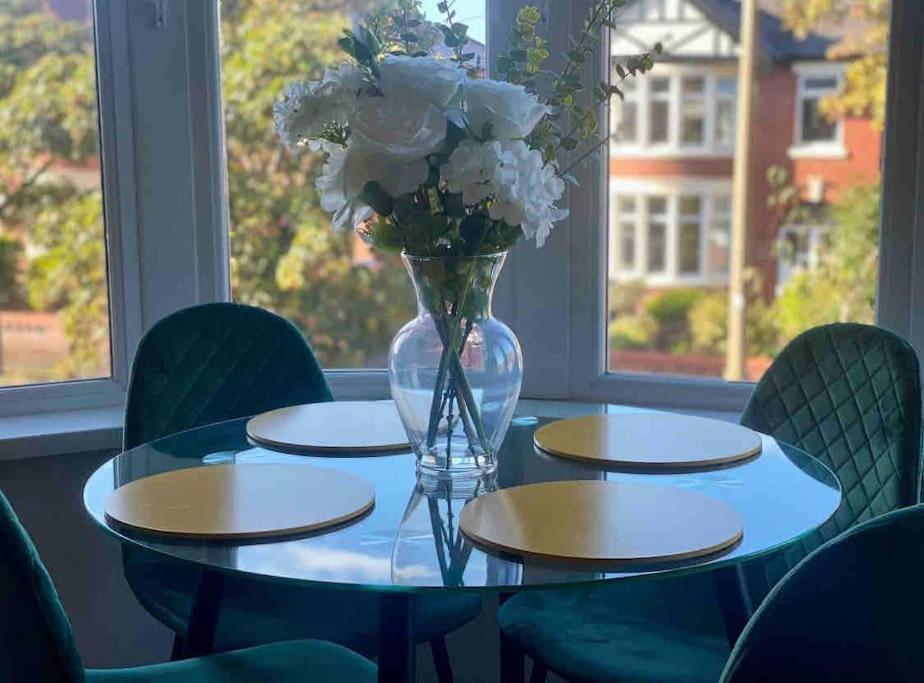 Hidden Gem W/ Parking Short Walk To Pleasure * Blackpool
