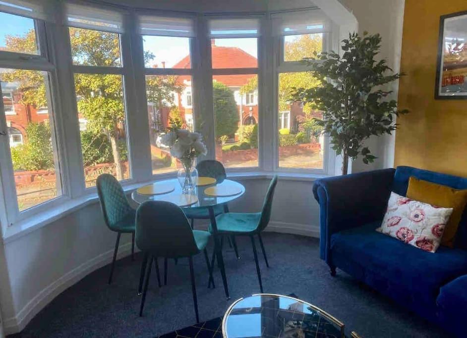 Hidden Gem W/ Parking Short Walk To Pleasure Blackpool