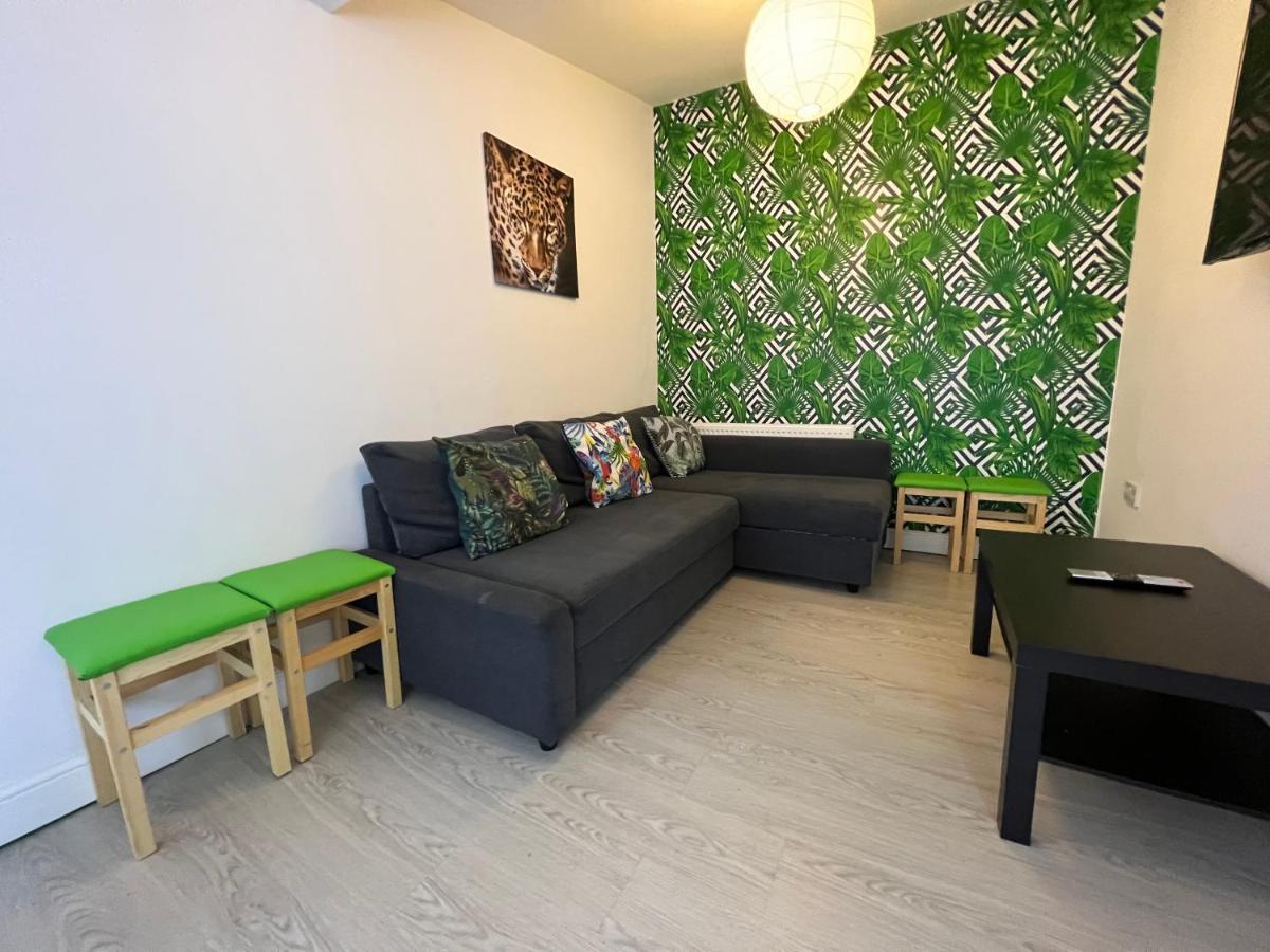 Tropical Apartment, 10 Min From Tower, Outside Space, Sleeps 12 Apartment Blackpool