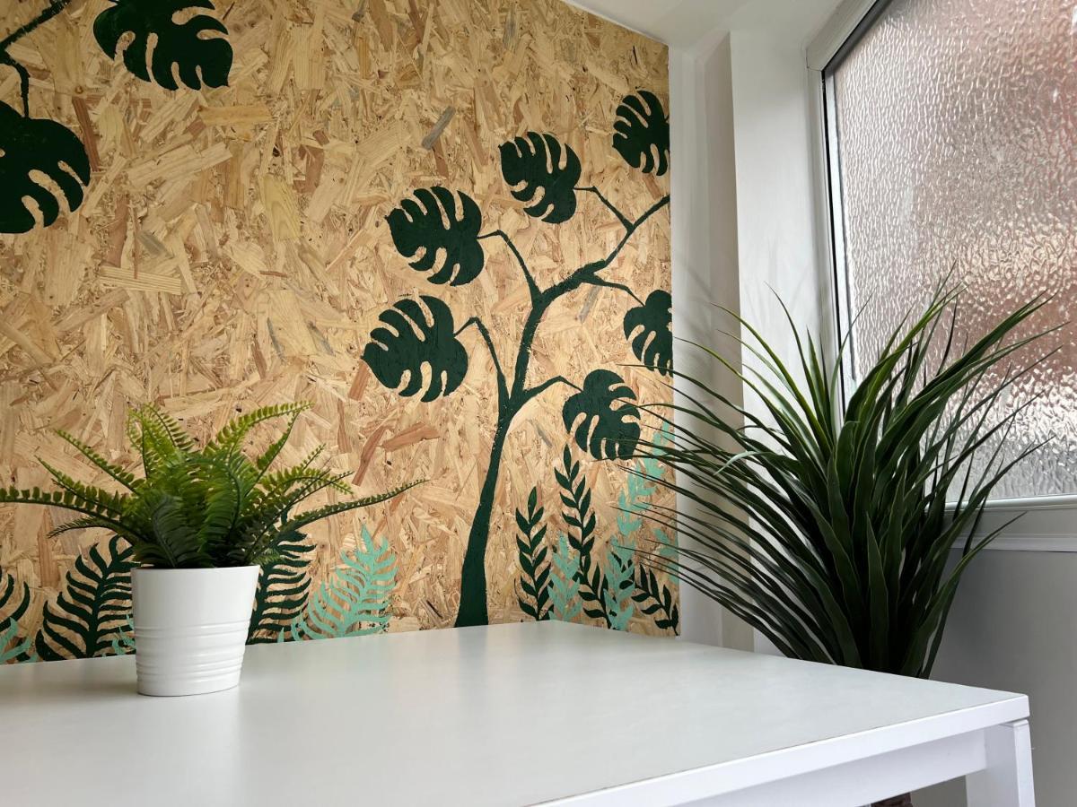 Tropical Apartment, 10 Min From Tower, Outside Space, Sleeps 12
