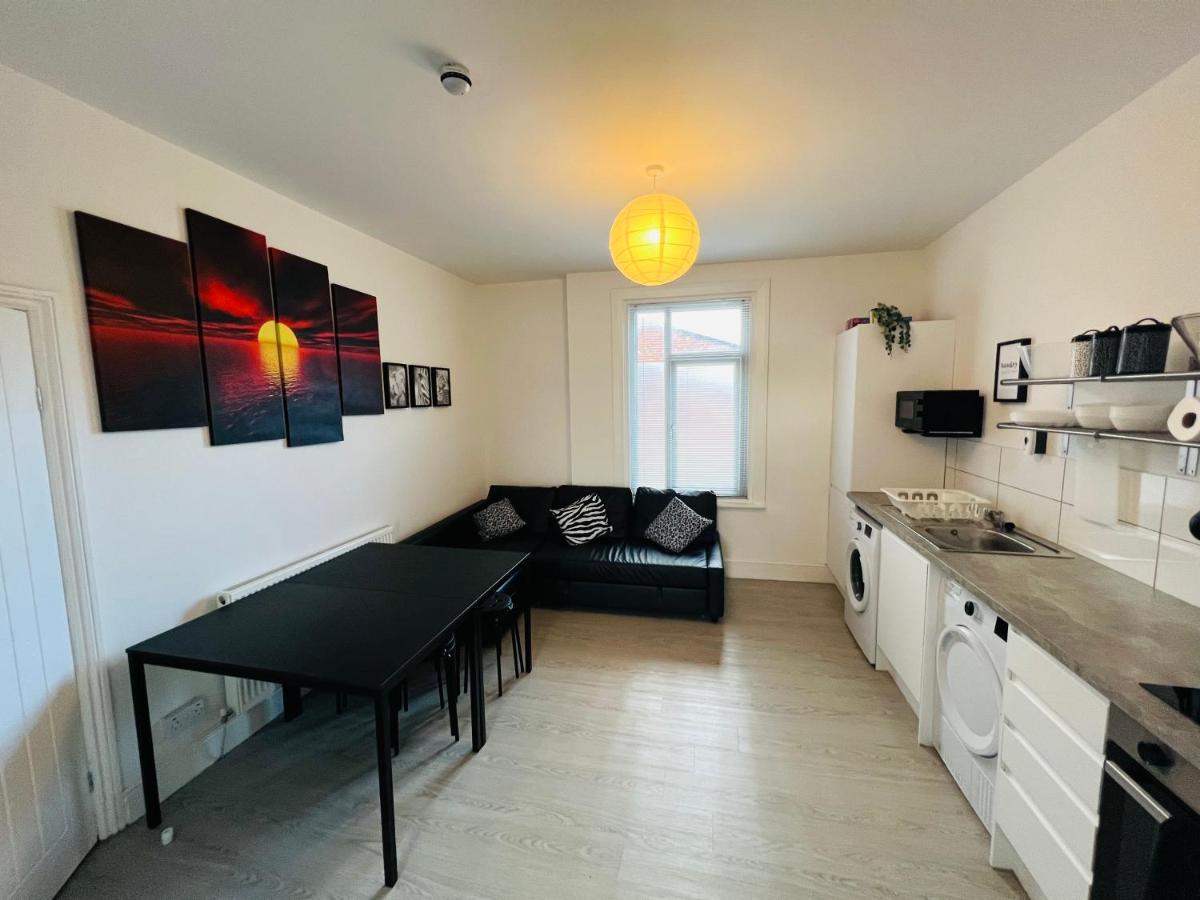 Safari Apartment, Free Parking, 10min Walk To Tower, Sleeps 12 Apartment Blackpool