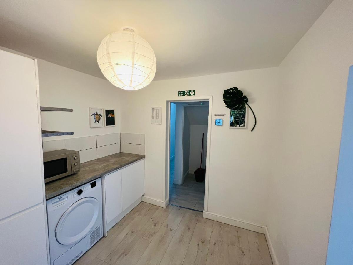 Apartment Tropical Apartment, 10 Min From Tower, Outside Space, Sleeps 12 Blackpool