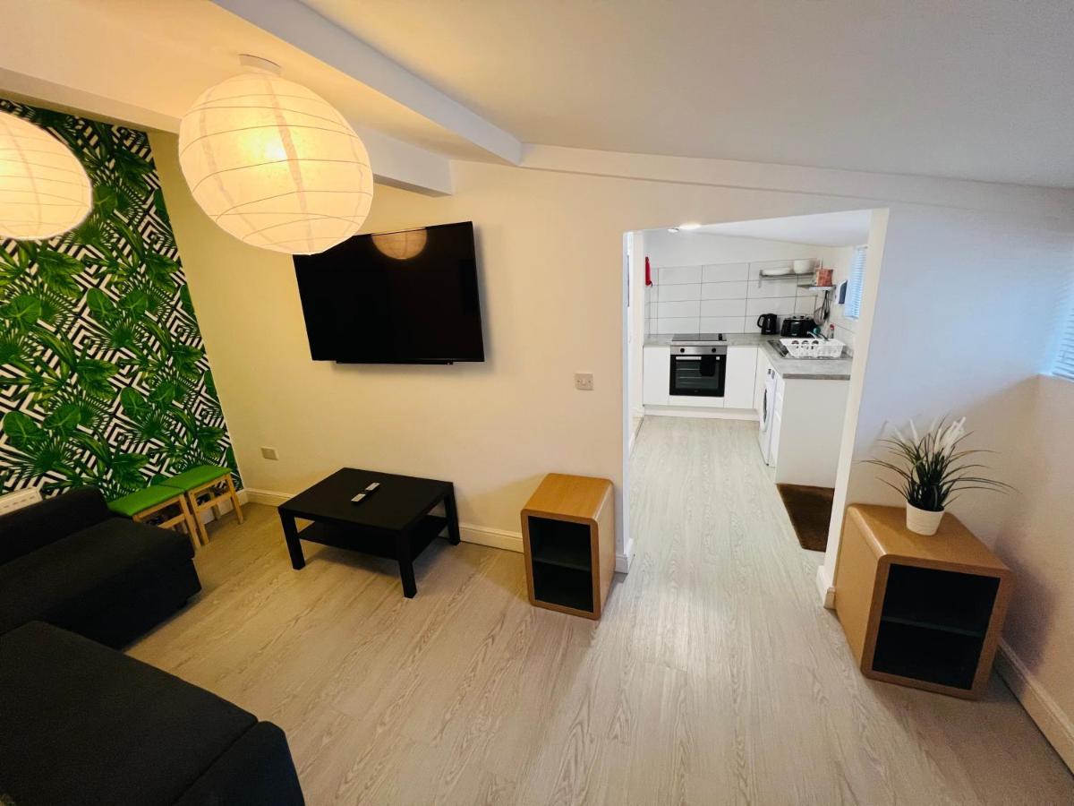 Tropical Apartment, 10 Min From Tower, Outside Space, Sleeps 12 Apartment *