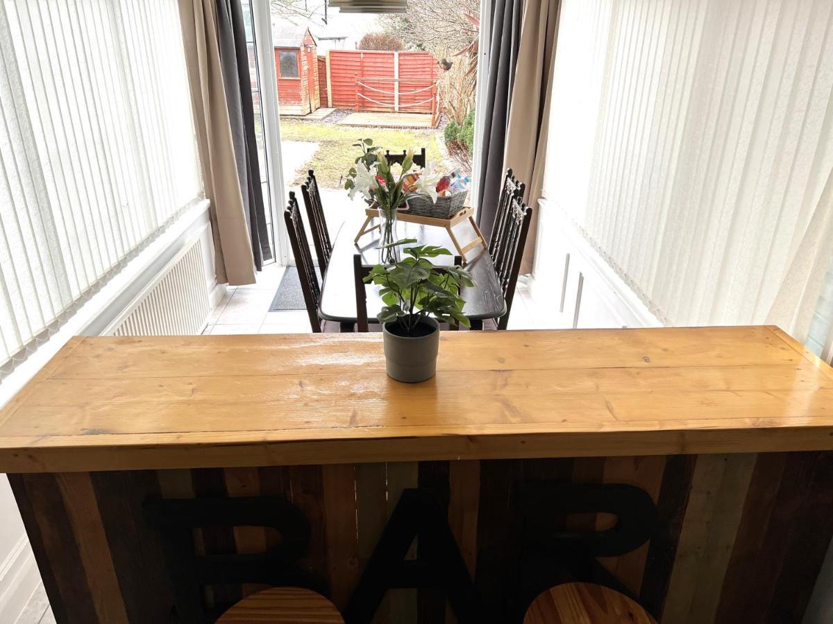 Cosy Family Get-away 4 Bedrooms 7 Beds 2 Bathrooms Holiday home *