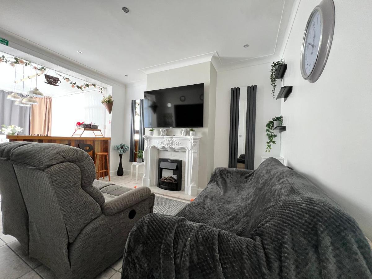Cosy Family Get-away 4 Bedrooms 7 Beds 2 Bathrooms * Blackpool