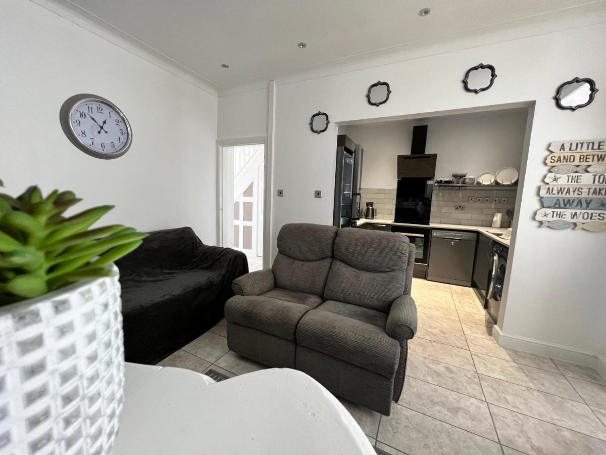Cosy Family Get-away 4 Bedrooms 7 Beds 2 Bathrooms Blackpool
