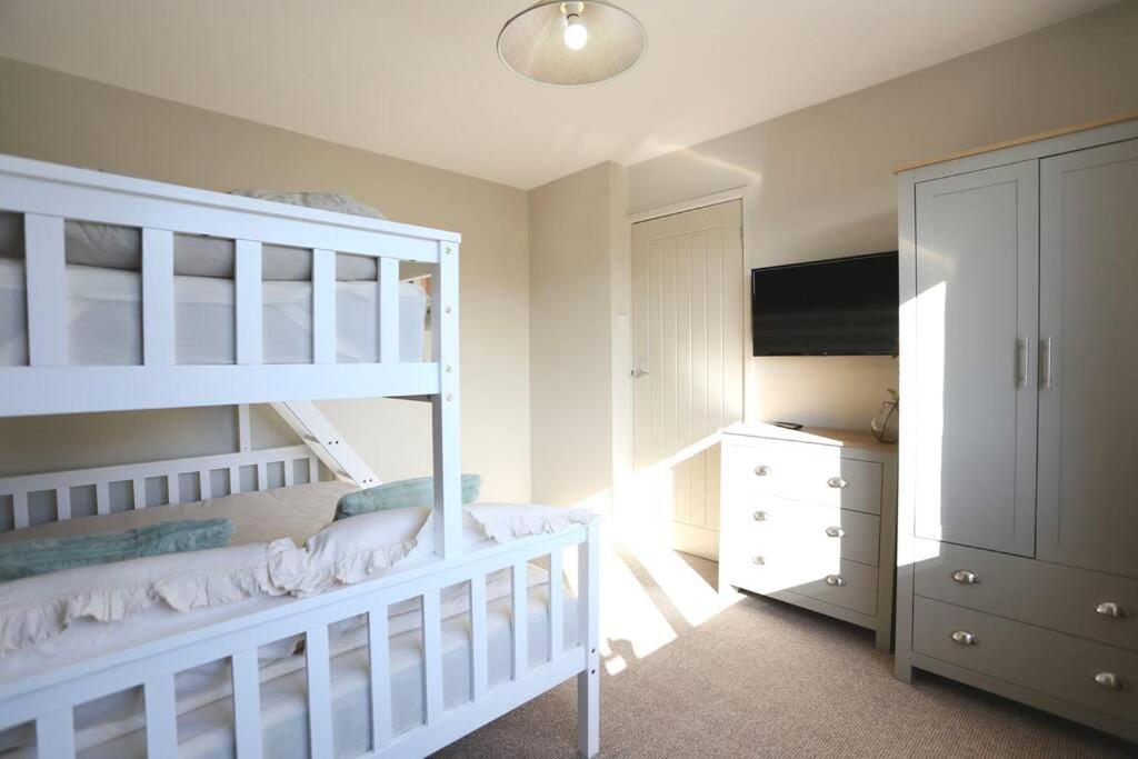 Xxbrand Newxx Sleeps 8, Stylish Japandi House Holiday home *