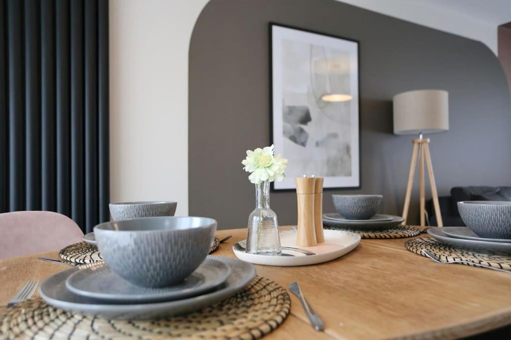 Xxbrand Newxx Sleeps 8, Stylish Japandi House Holiday home *