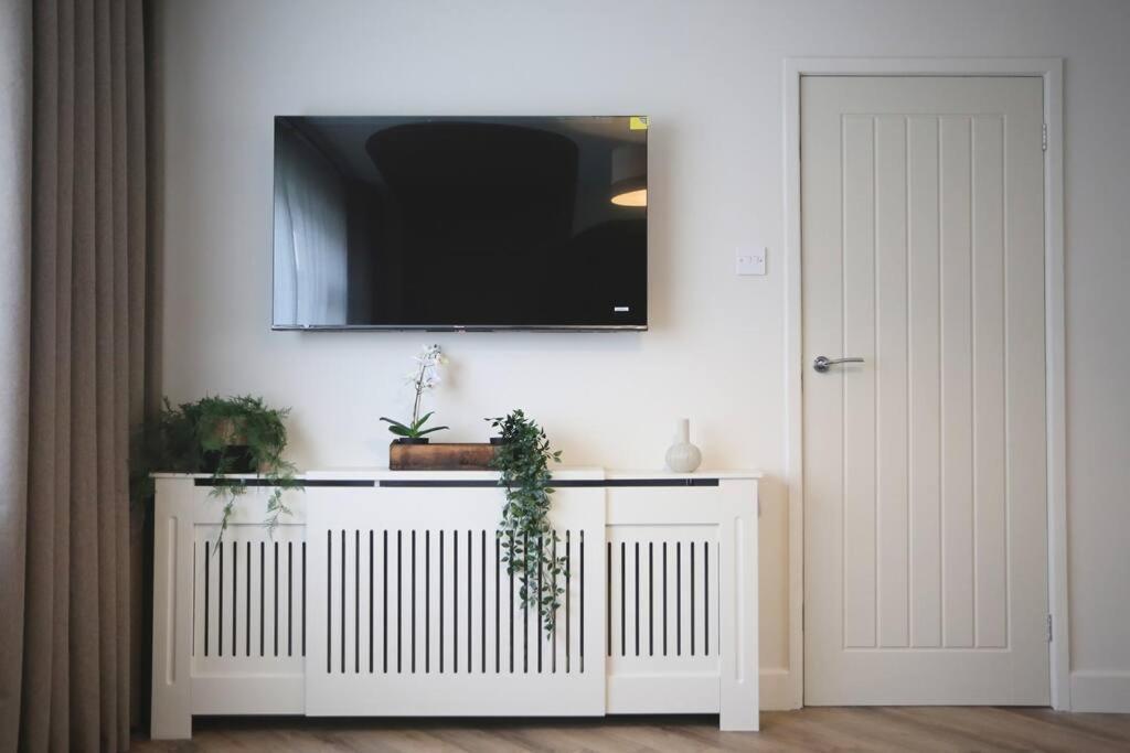 Xxbrand Newxx Sleeps 8, Stylish Japandi House Holiday home Blackpool