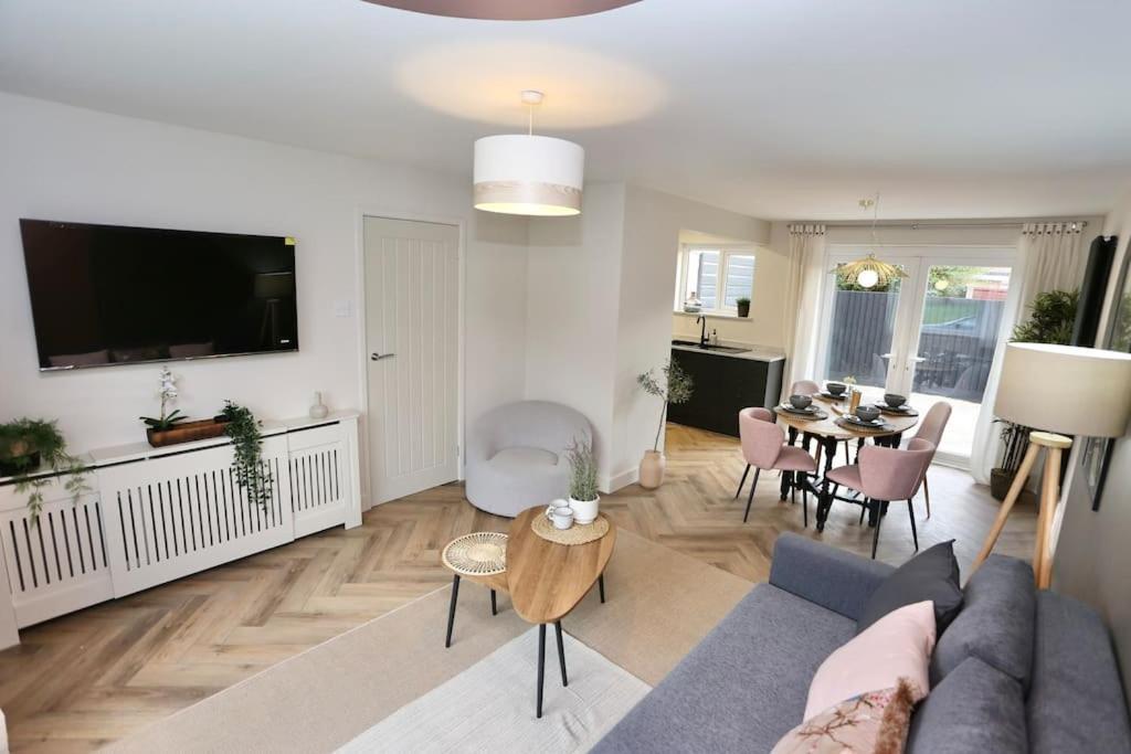 Xxbrand Newxx Sleeps 8, Stylish Japandi House Blackpool
