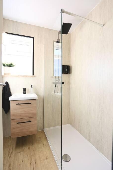Xxbrand Newxx Sleeps 8, Stylish Japandi House *