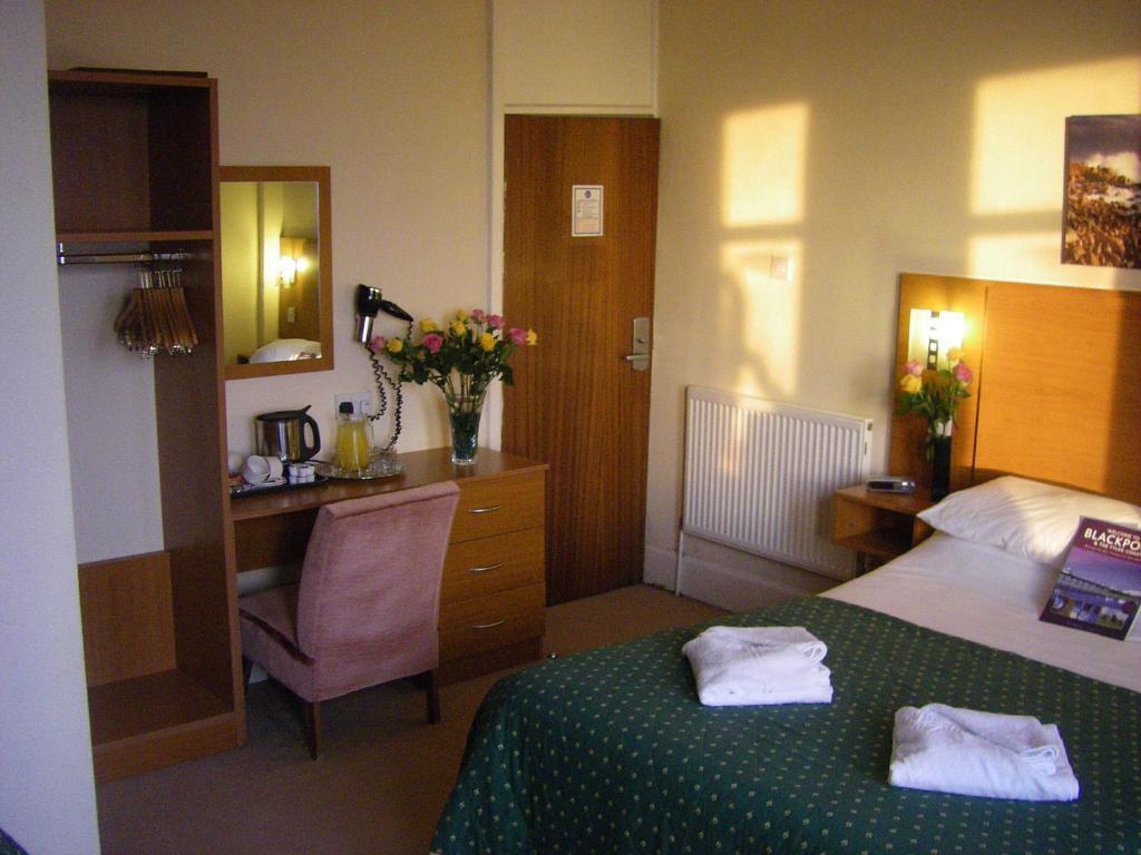 The Waldorf - Near Pleasure & Sandcastle 3*