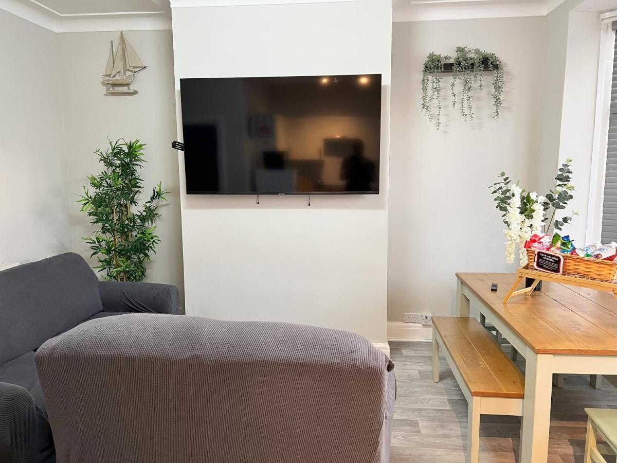 Kim Family Holiday Get-away 4 Bedrooms 2 Baths Blackpool
