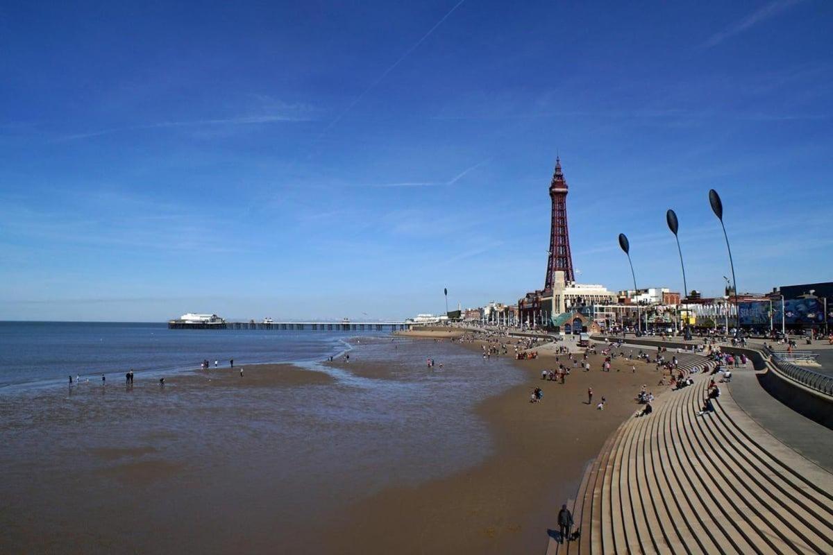 Kirkstead Guesthouse, Pet Friendly Available, Everyone Welcome * Blackpool
