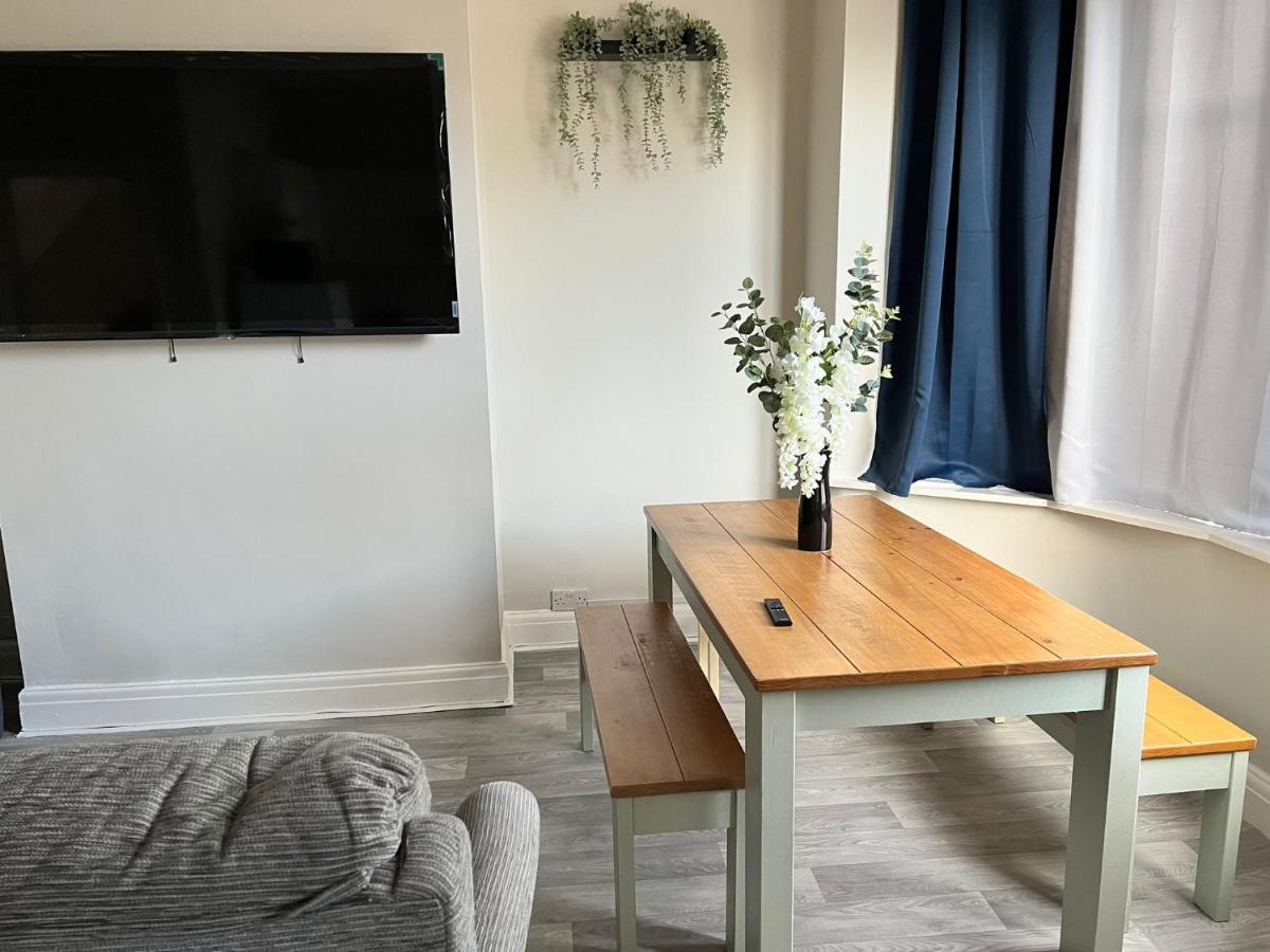 Kim Family Holiday Get-away 4 Bedrooms 2 Baths Blackpool