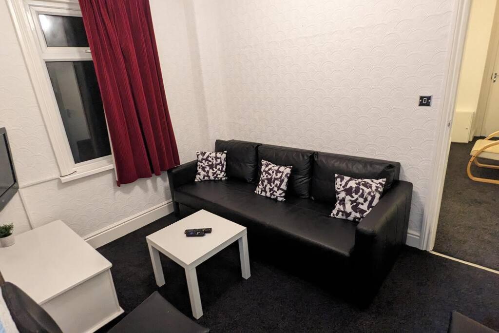 Barton Beachside - Comfort Onebedroom Apartment, Double & Sofabed - & Promenade Location - Over 21's, Family Friendly Only, Id Required, Stairs Access, Free Parking Blackpool