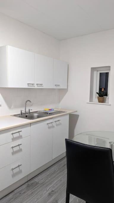 Barton Beachside - Comfort Onebedroom Apartment, Double & Sofabed - & Promenade Location - Over 21's, Family Friendly Only, Id Required, Stairs Access, Free Parking