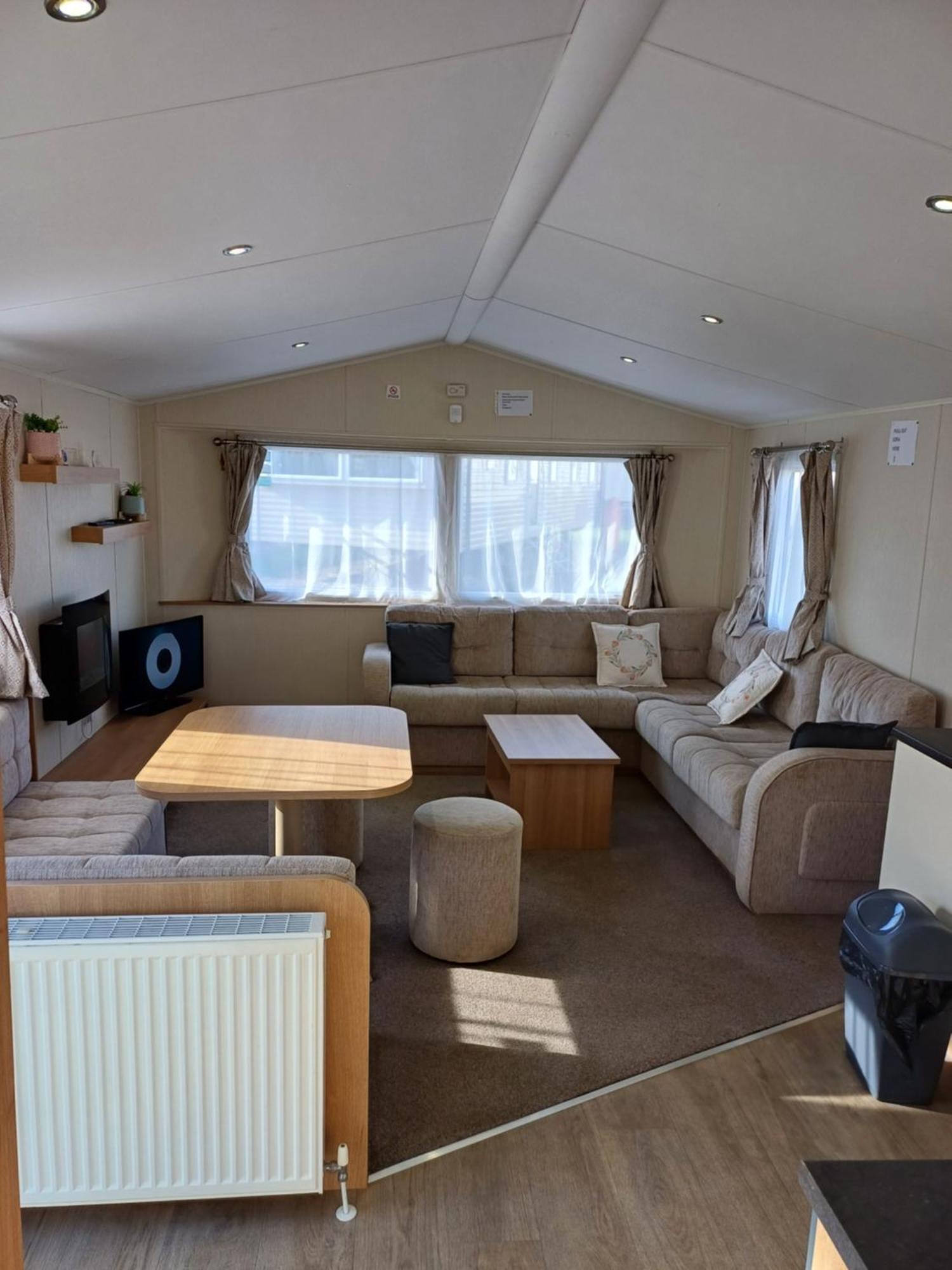 Apartment Caravan Holiday @ Marton Mere,