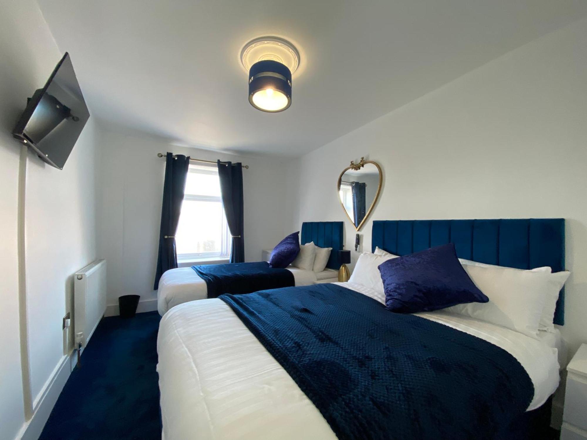 Aquarius - Sea View - Sleeps Seven Apartment *