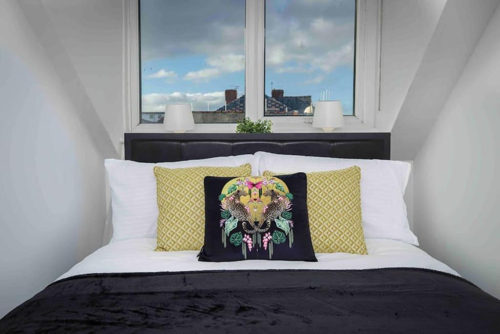 Beautiful 5 - Free Parking & Long Stays Apartment