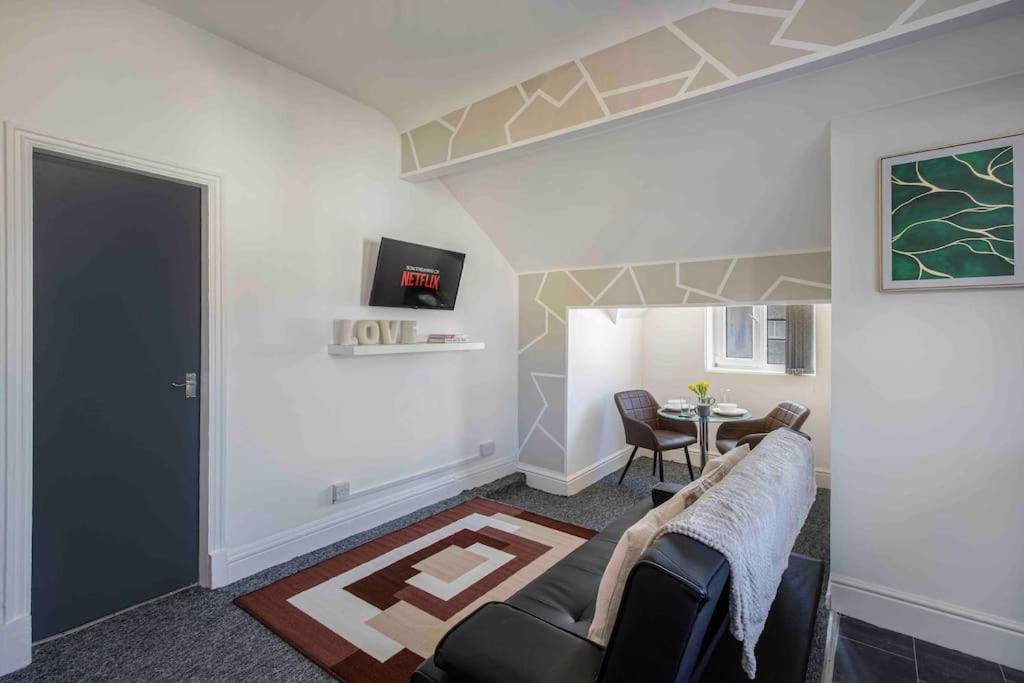 Beautiful 5 - Free Parking & Long Stays Blackpool
