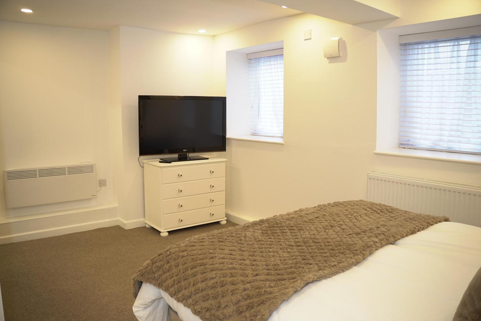Queens 1 Apartment *