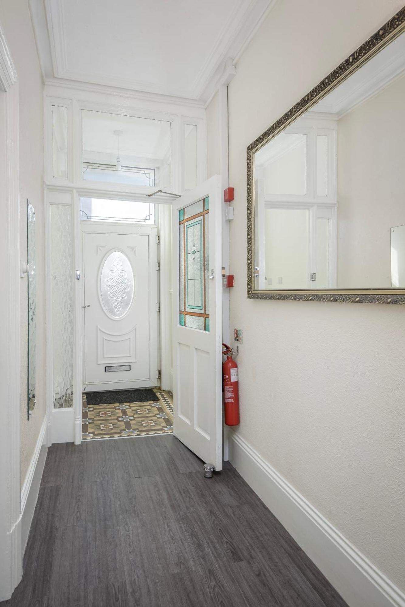 Apartment Barton Beachside - Comfort Onebedroom Apartment, Double & Sofabed - & Promenade Location - Over 21's, Family Friendly Only, Id Required, Stairs Access, Free Parking *
