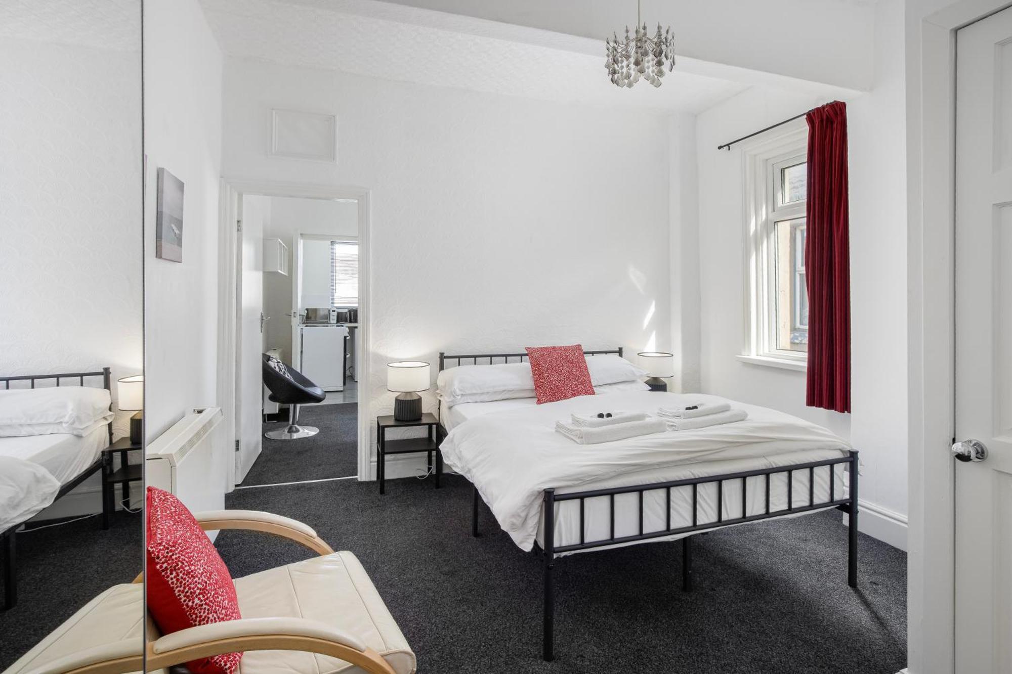 Barton Beachside - Comfort Onebedroom Apartment, Double & Sofabed - & Promenade Location - Over 21's, Family Friendly Only, Id Required, Stairs Access, Free Parking *