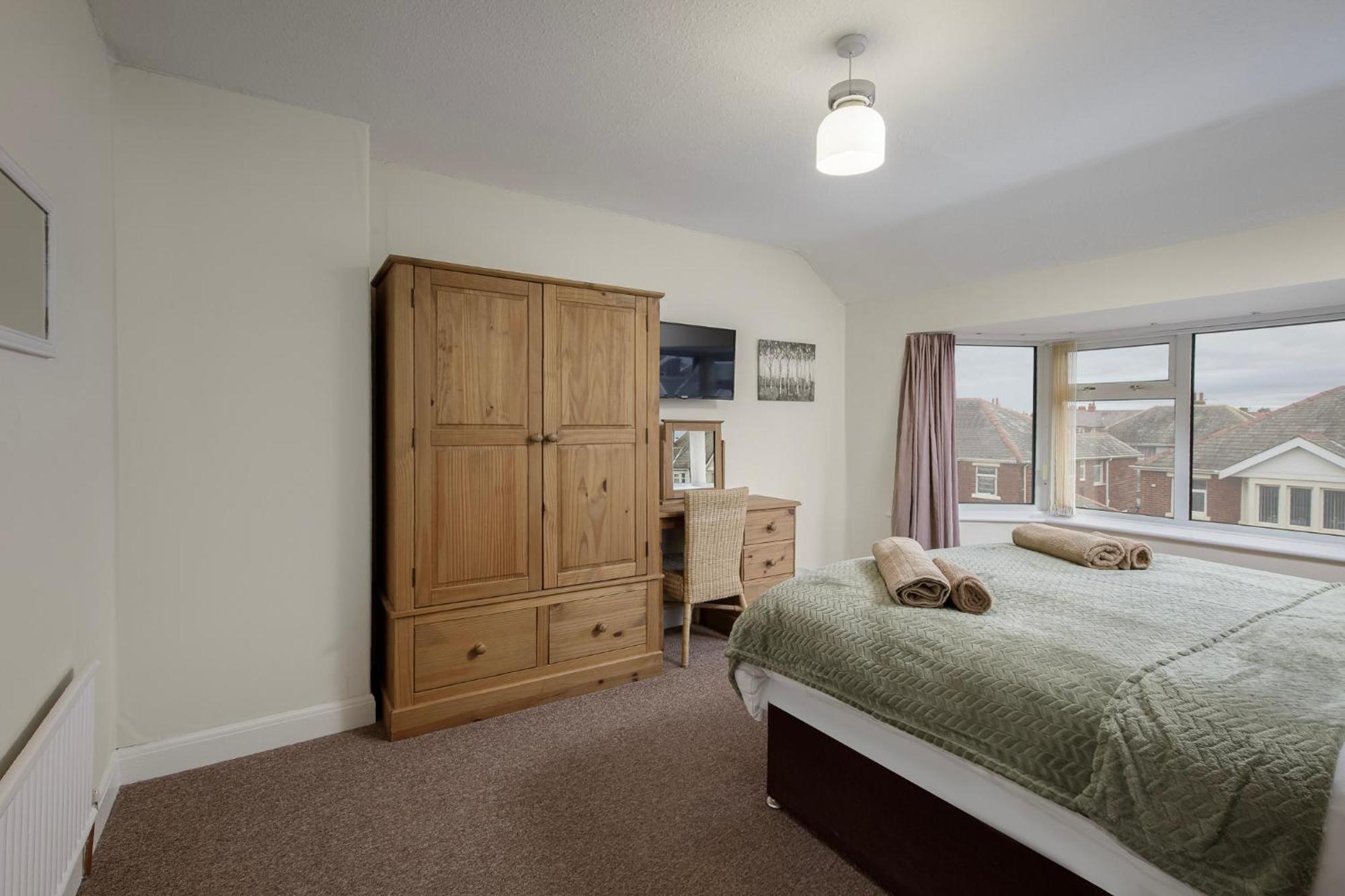 Arnside - Spacious 10-bedroom Seaside Holiday home Blackpool