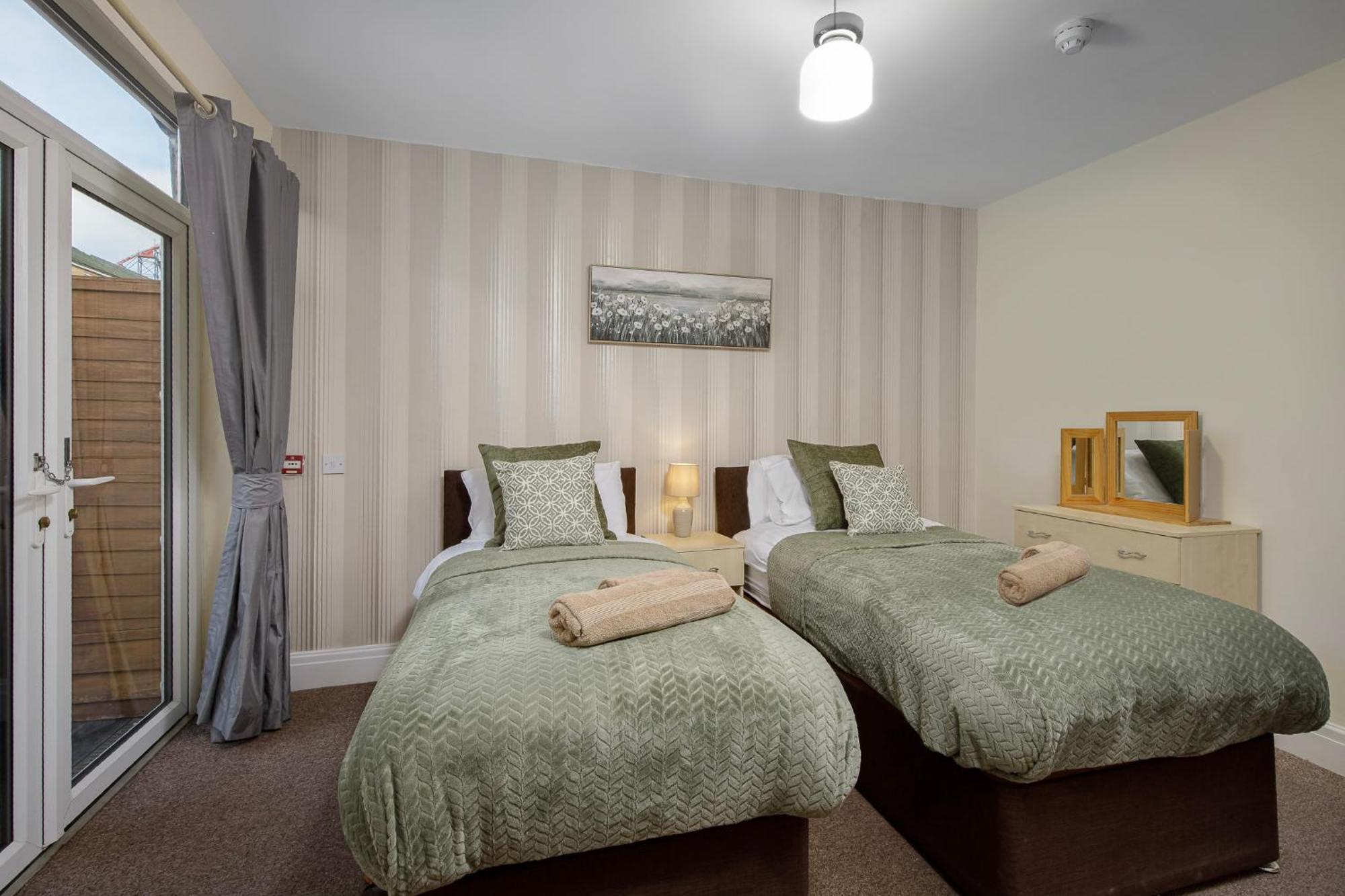 Arnside - Spacious 10-bedroom Seaside * Blackpool