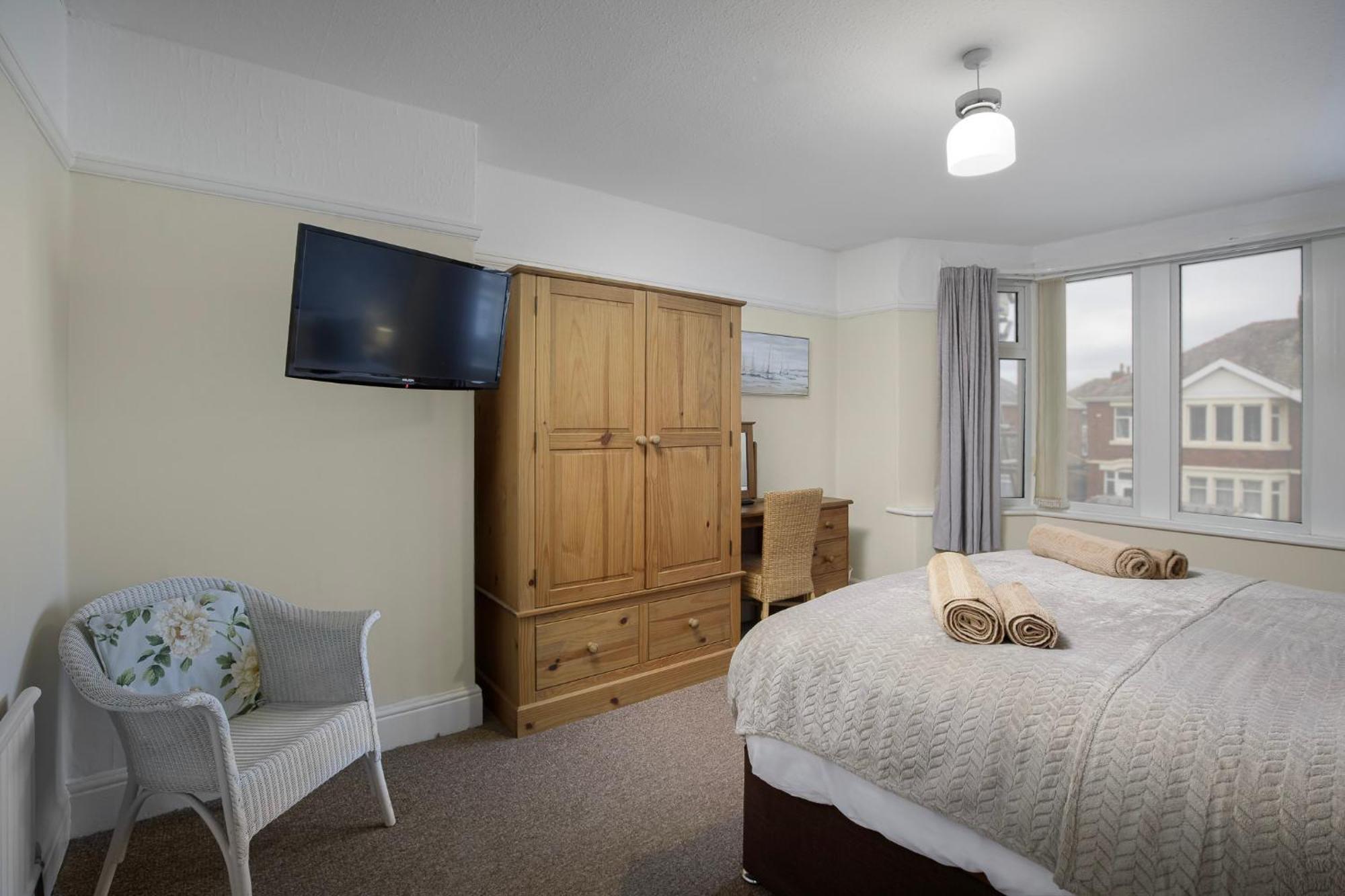 Arnside - Spacious 10-bedroom Seaside Holiday home Blackpool