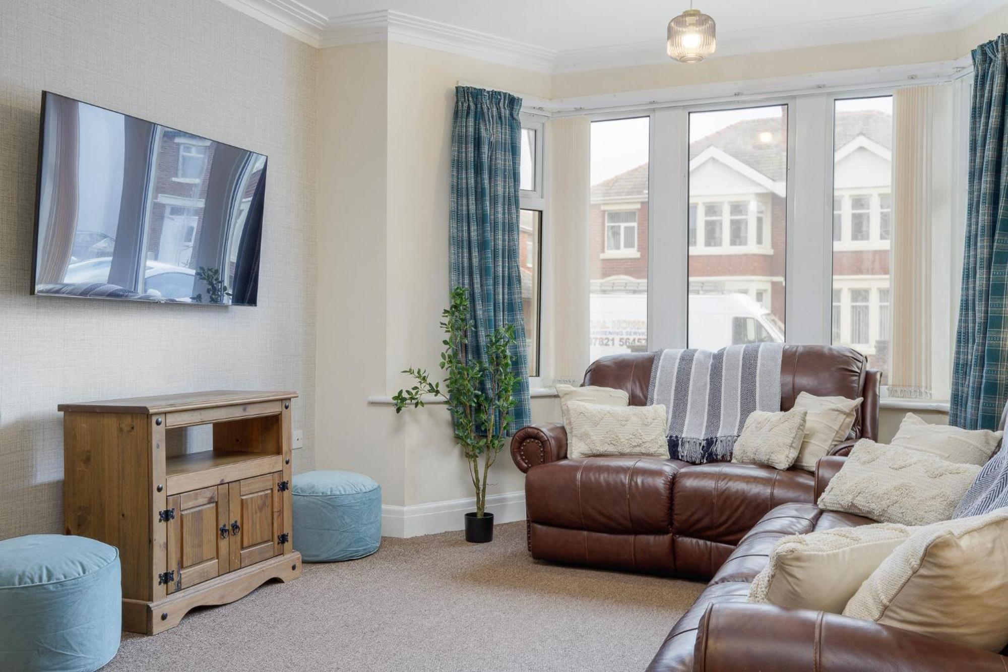 Arnside - Spacious 10-bedroom Seaside * Blackpool