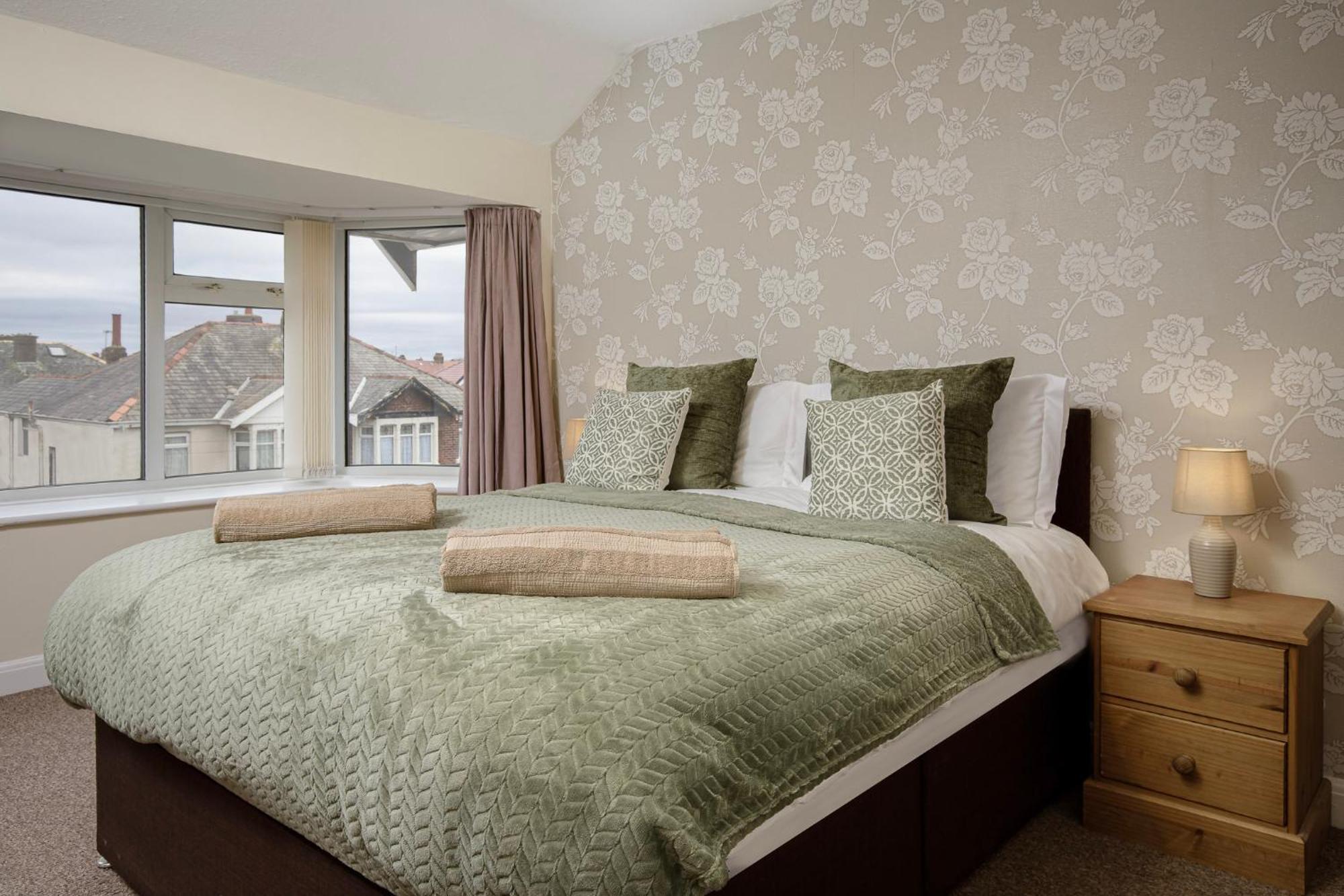 Arnside - Spacious 10-bedroom Seaside Blackpool