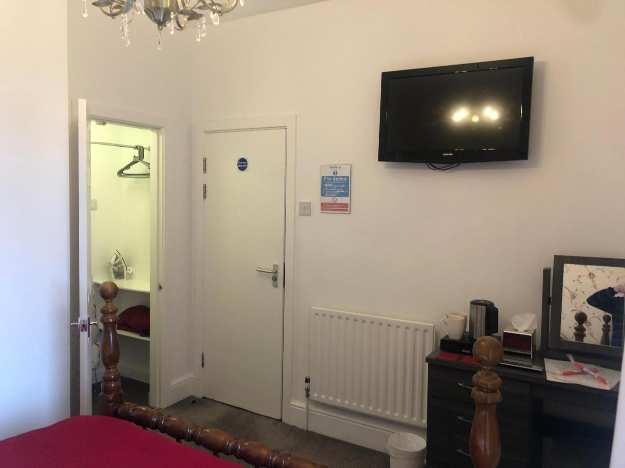 Edenfield Number 42 Guest house *