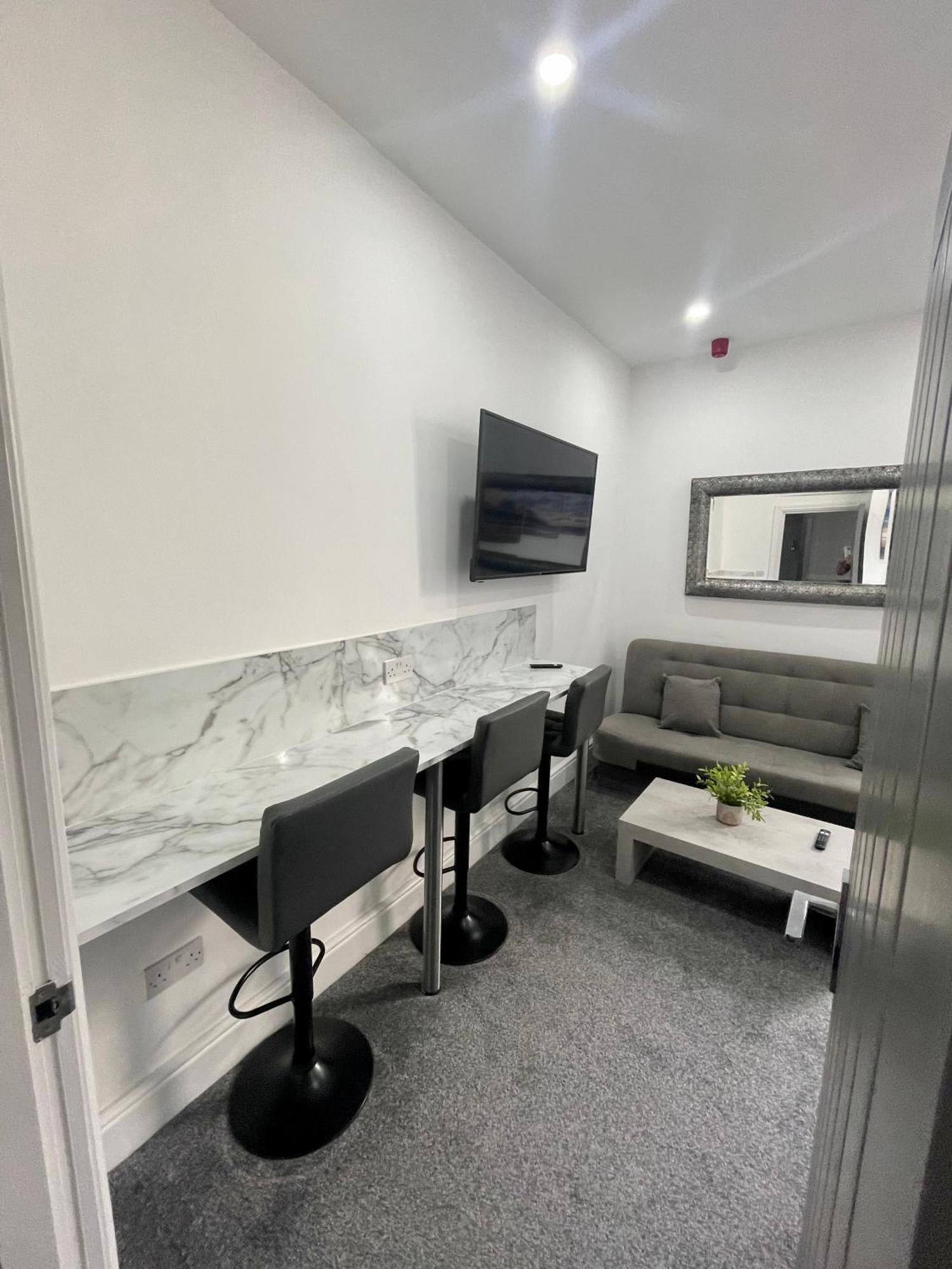 Osborne Luxury Hot Tub And Jacuzzi *