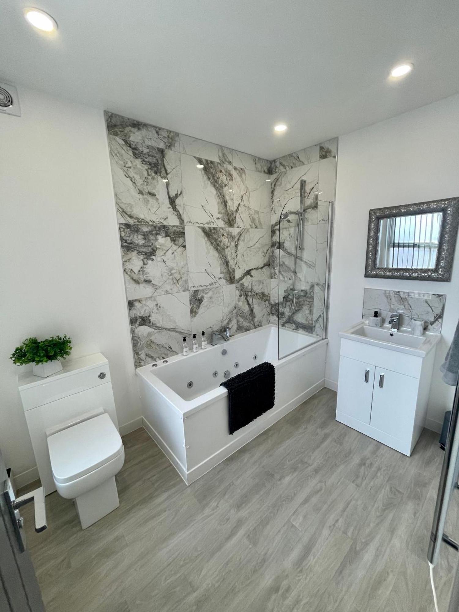 Apartment Osborne Luxury Hot Tub And Jacuzzi *