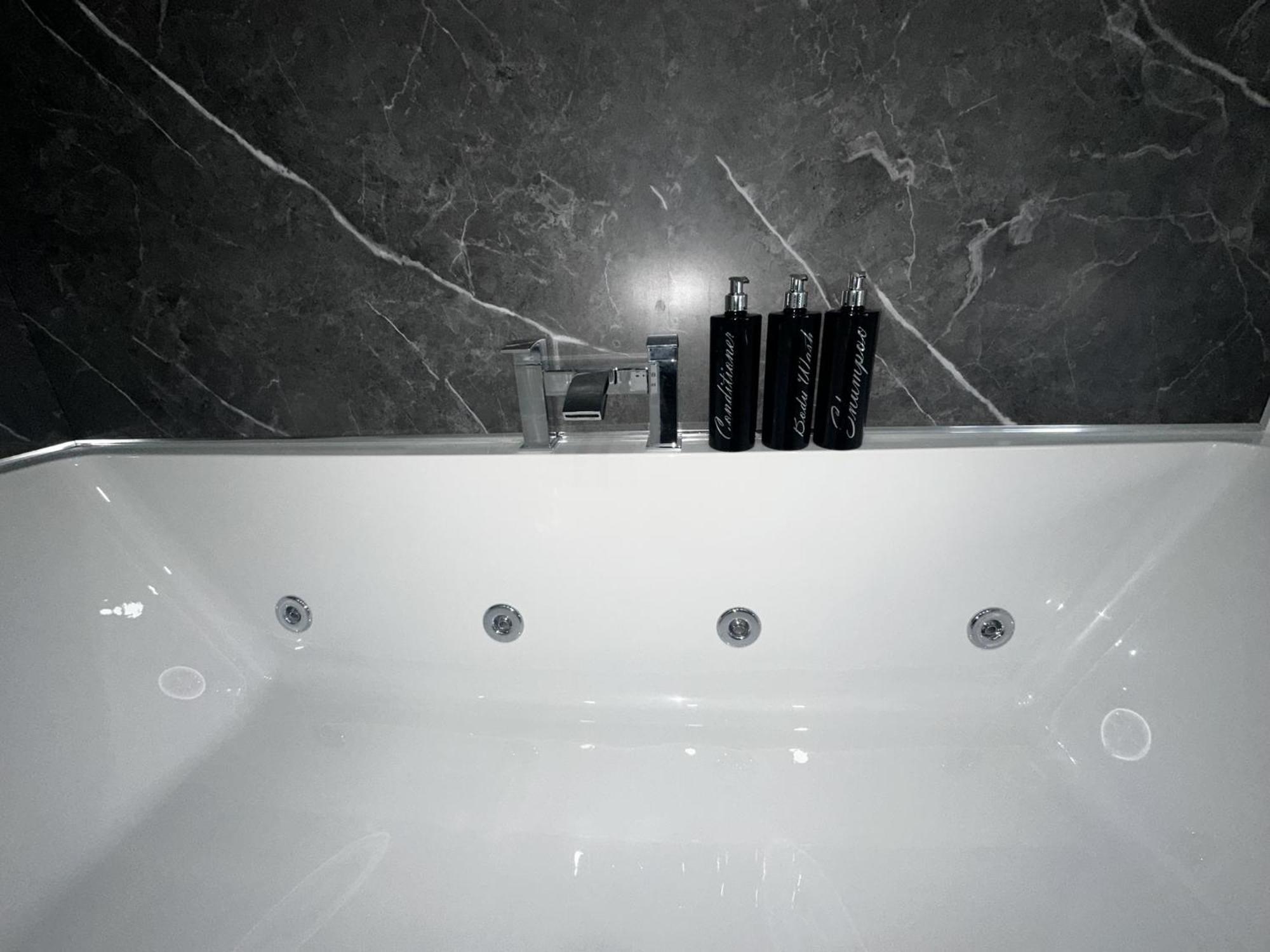 New Osborne Luxury Hottub And Jacuzzi Apartment