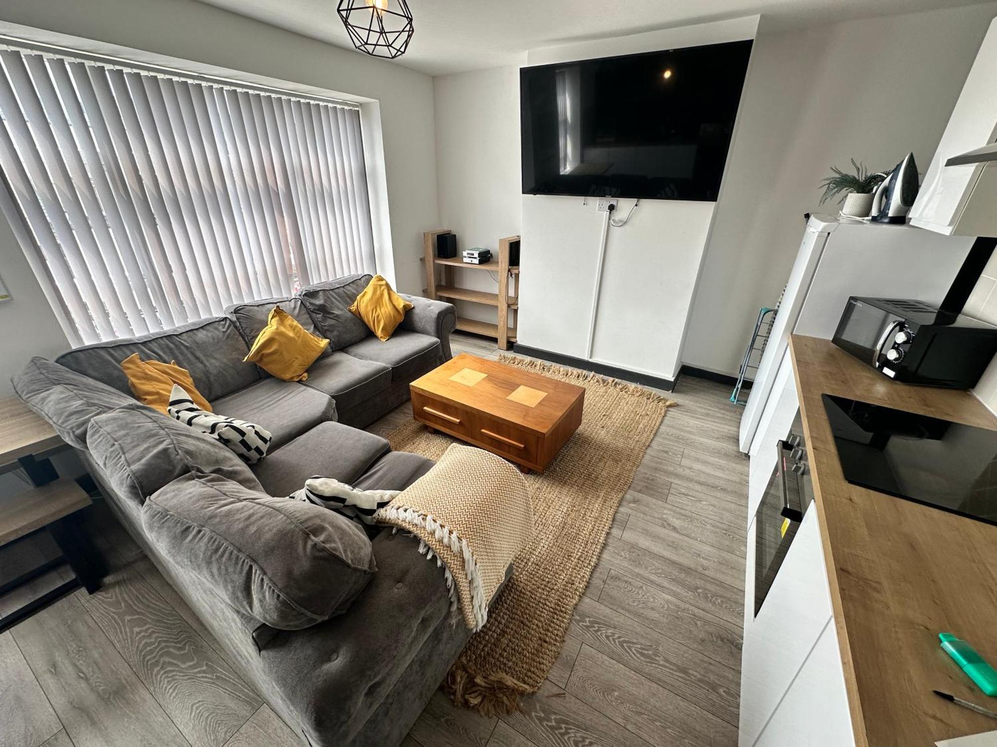 Town Center Willow - Sleeps Up To 10 - Dogs Welcome - 2 Minutes From Train Station