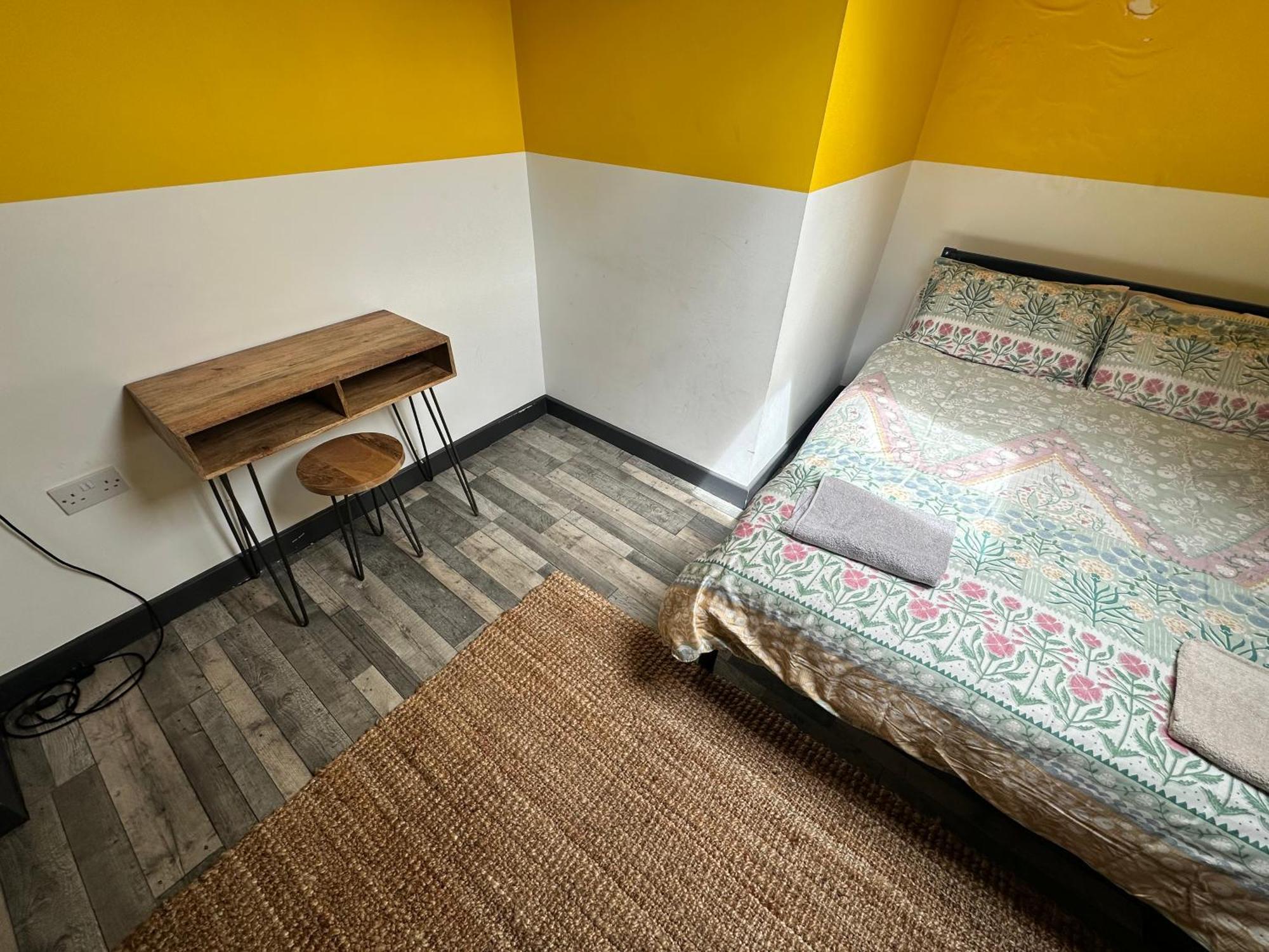 Town Center Willow - Sleeps Up To 10 - Dogs Welcome - 2 Minutes From Train Station Apartment