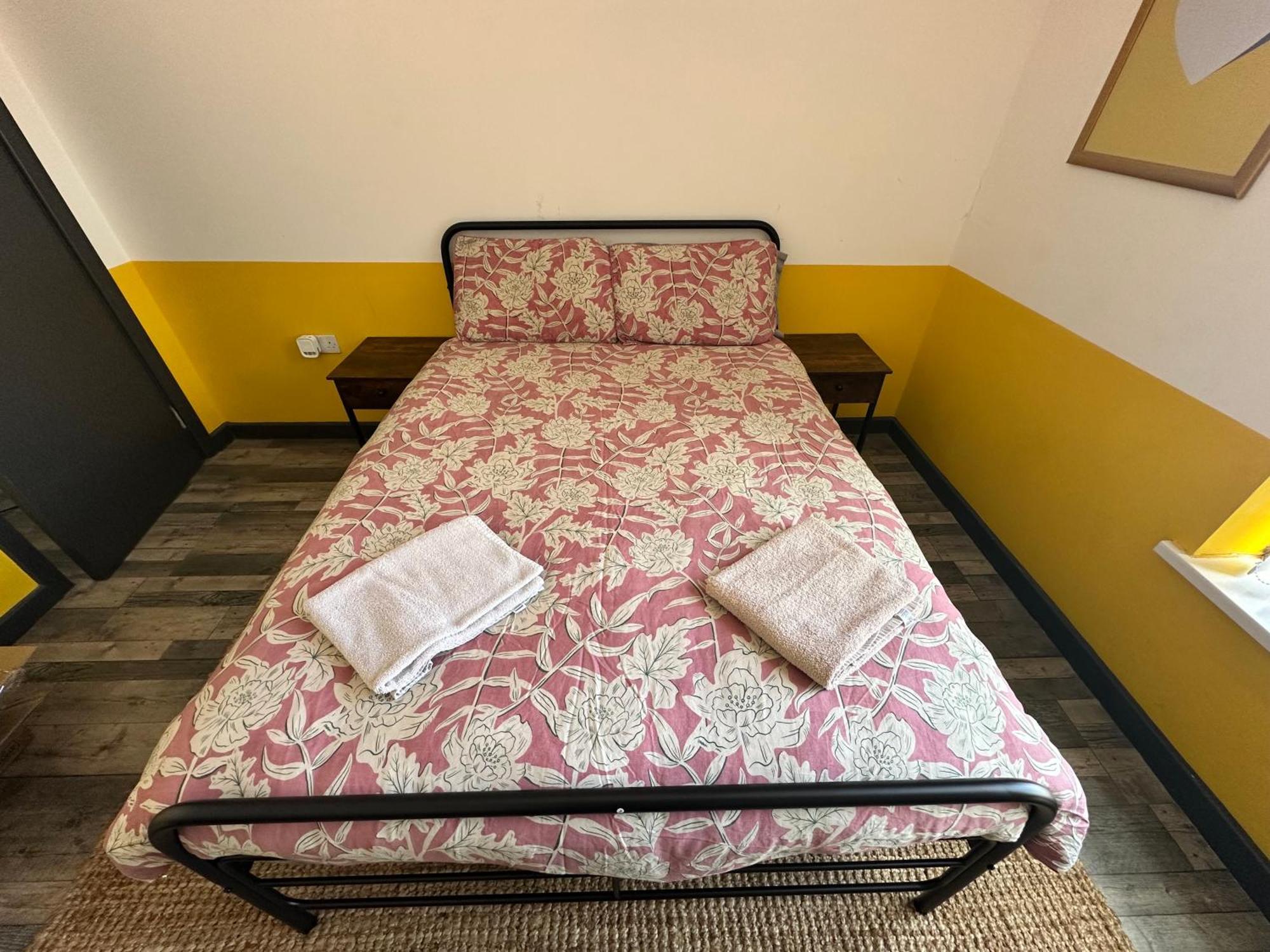 Apartment Town Center Willow - Sleeps Up To 10 - Dogs Welcome - 2 Minutes From Train Station *