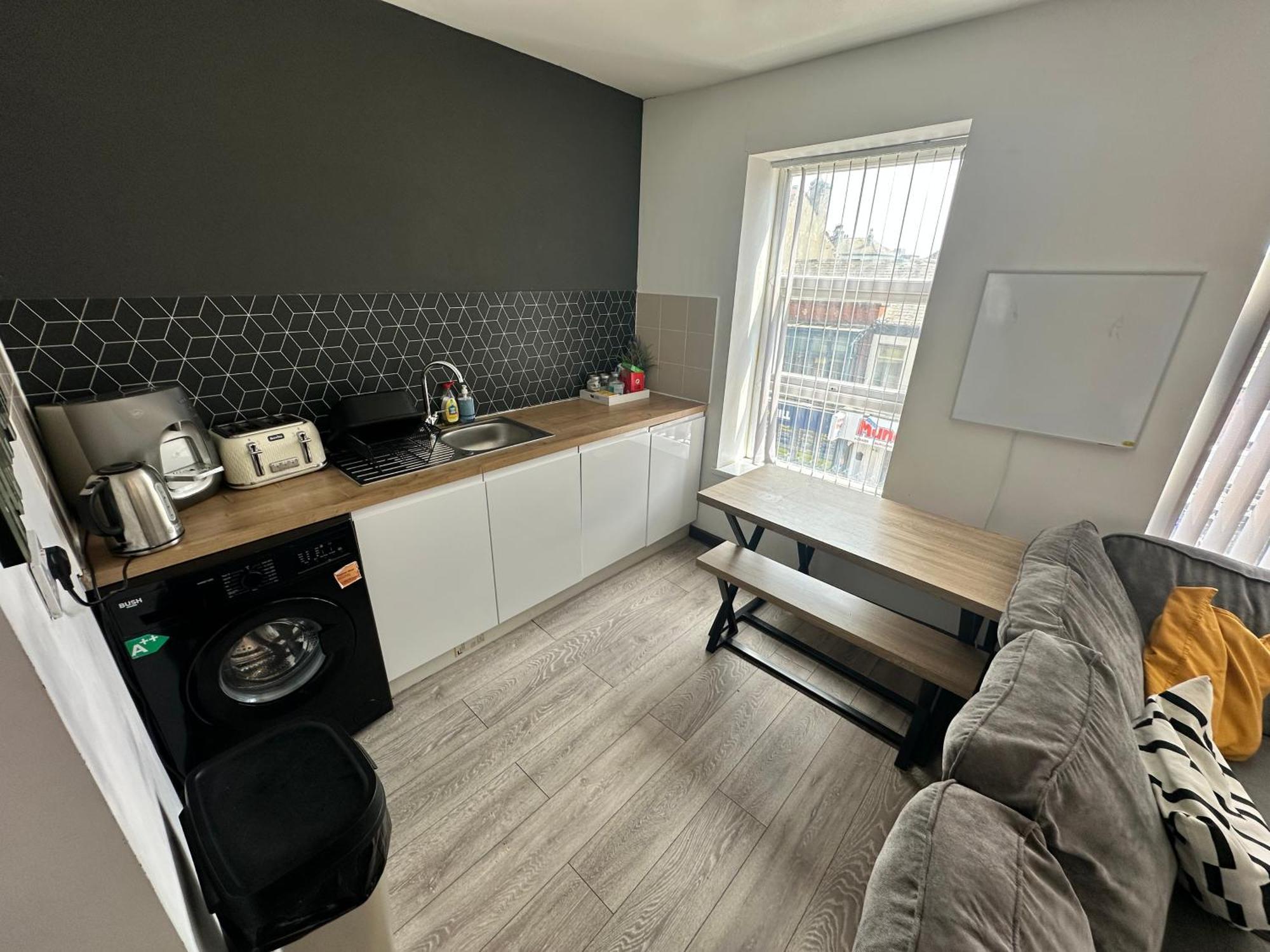 Town Center Willow - Sleeps Up To 10 - Dogs Welcome - 2 Minutes From Train Station
